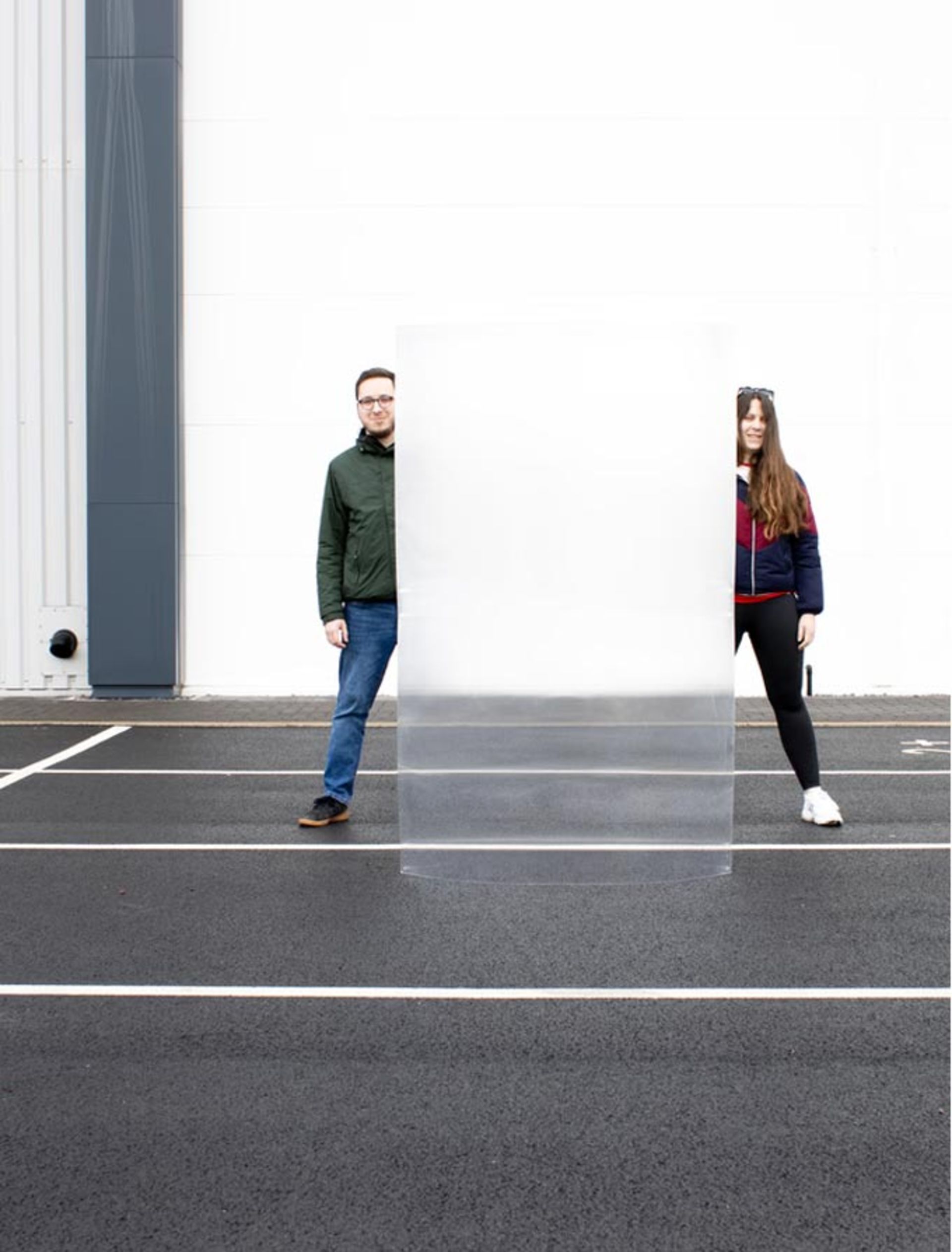 مردی و زنی پشت محافظ نامرئی‌کننده قایم شده اند