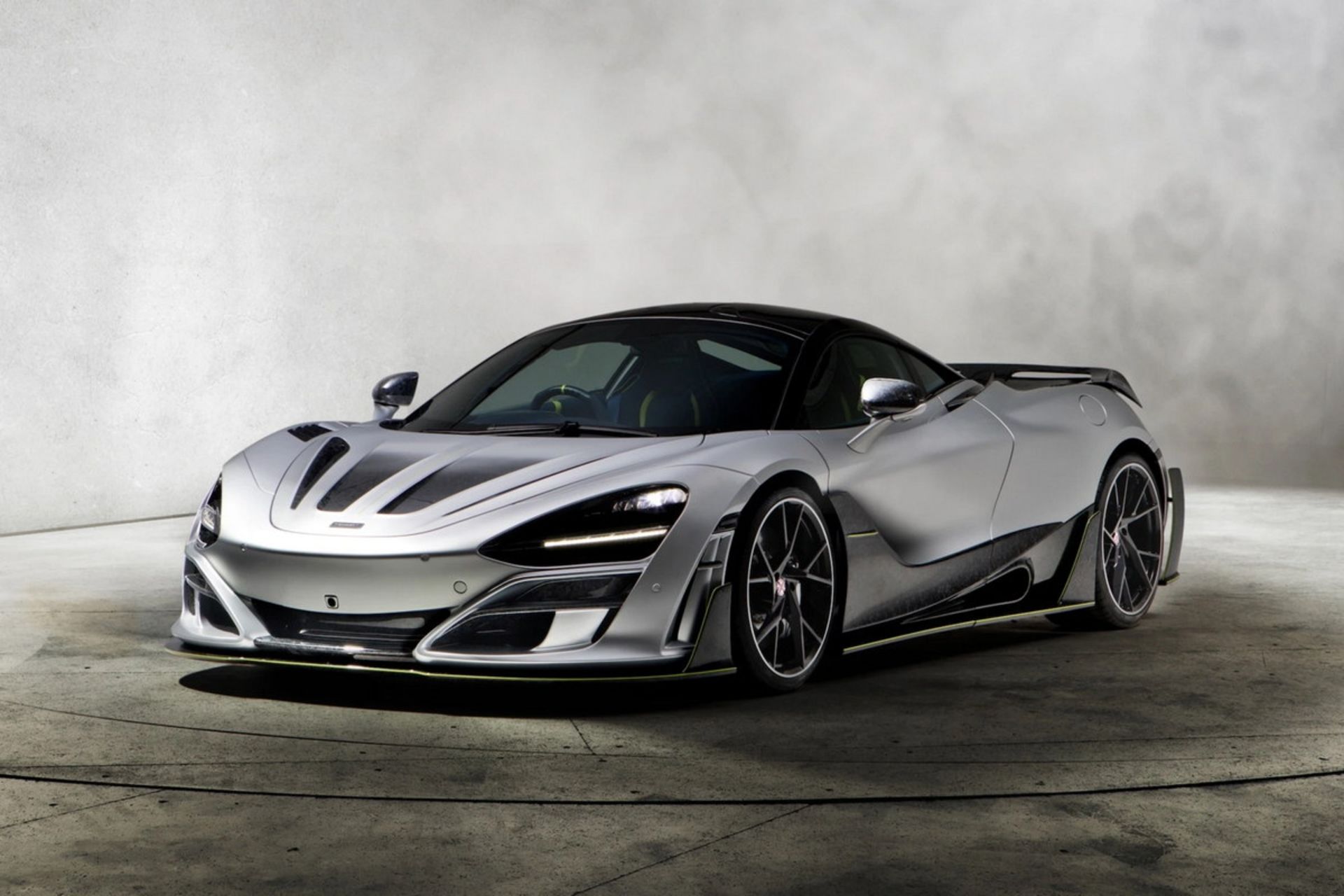 نمای سه رخ جلوی خودروی مک لارن McLaren 720S منصوری
