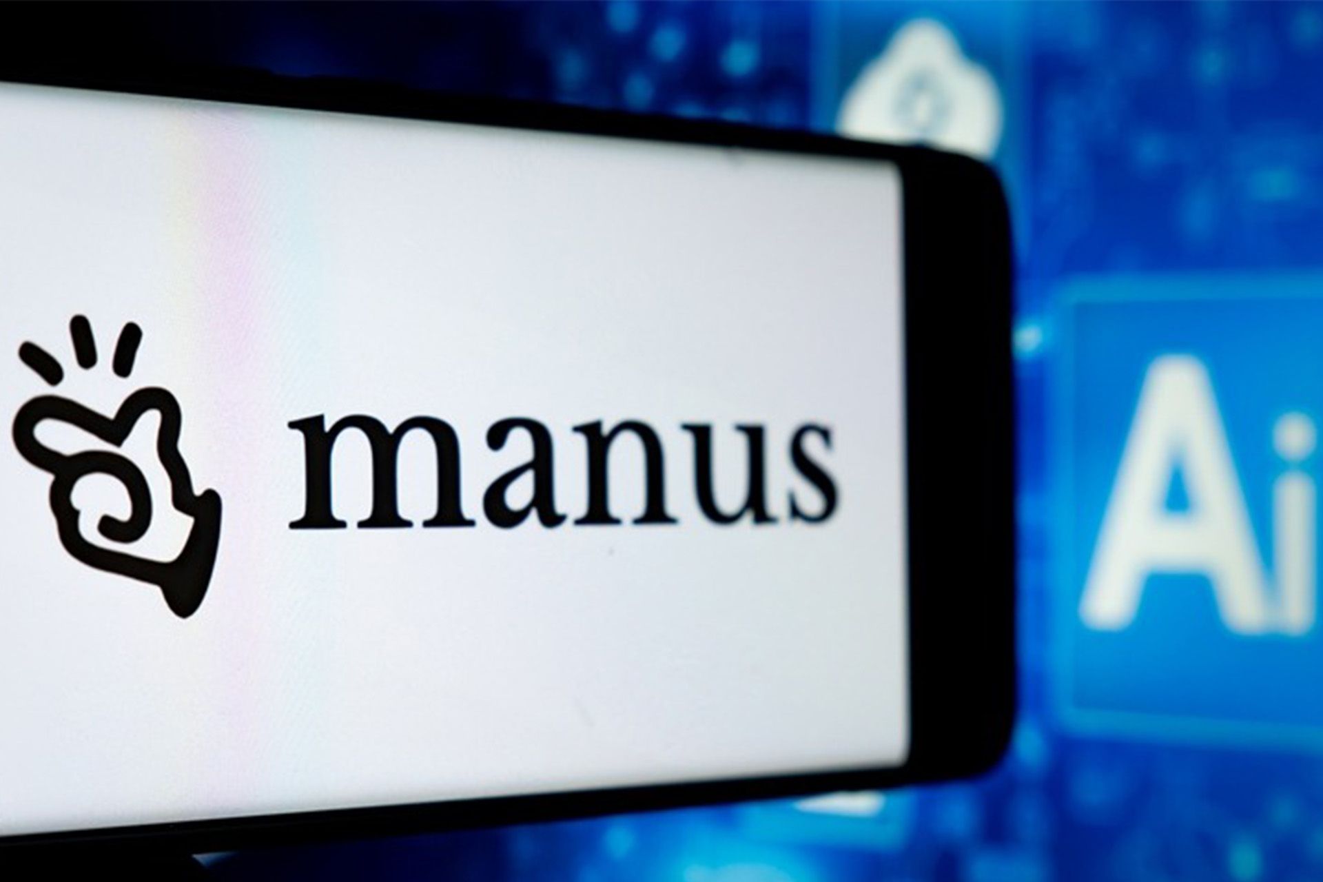لوگو Manus ایجنت هوش مصنوعی روی صفحه موبایل