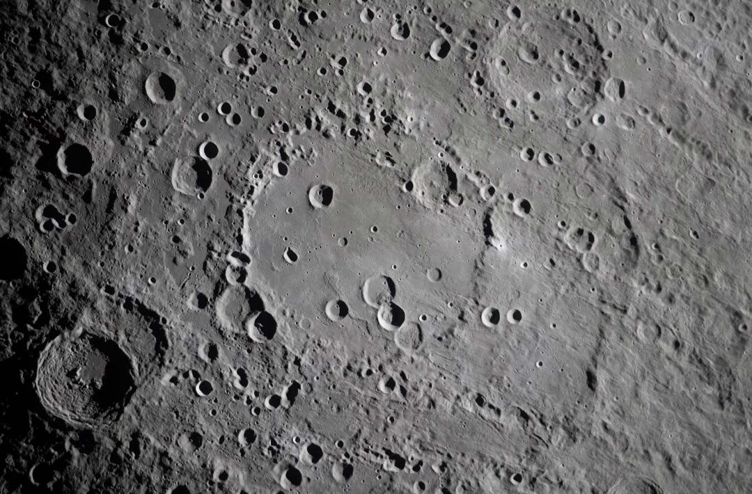 نمای نزدیک از دهانه‌های سطح ماه