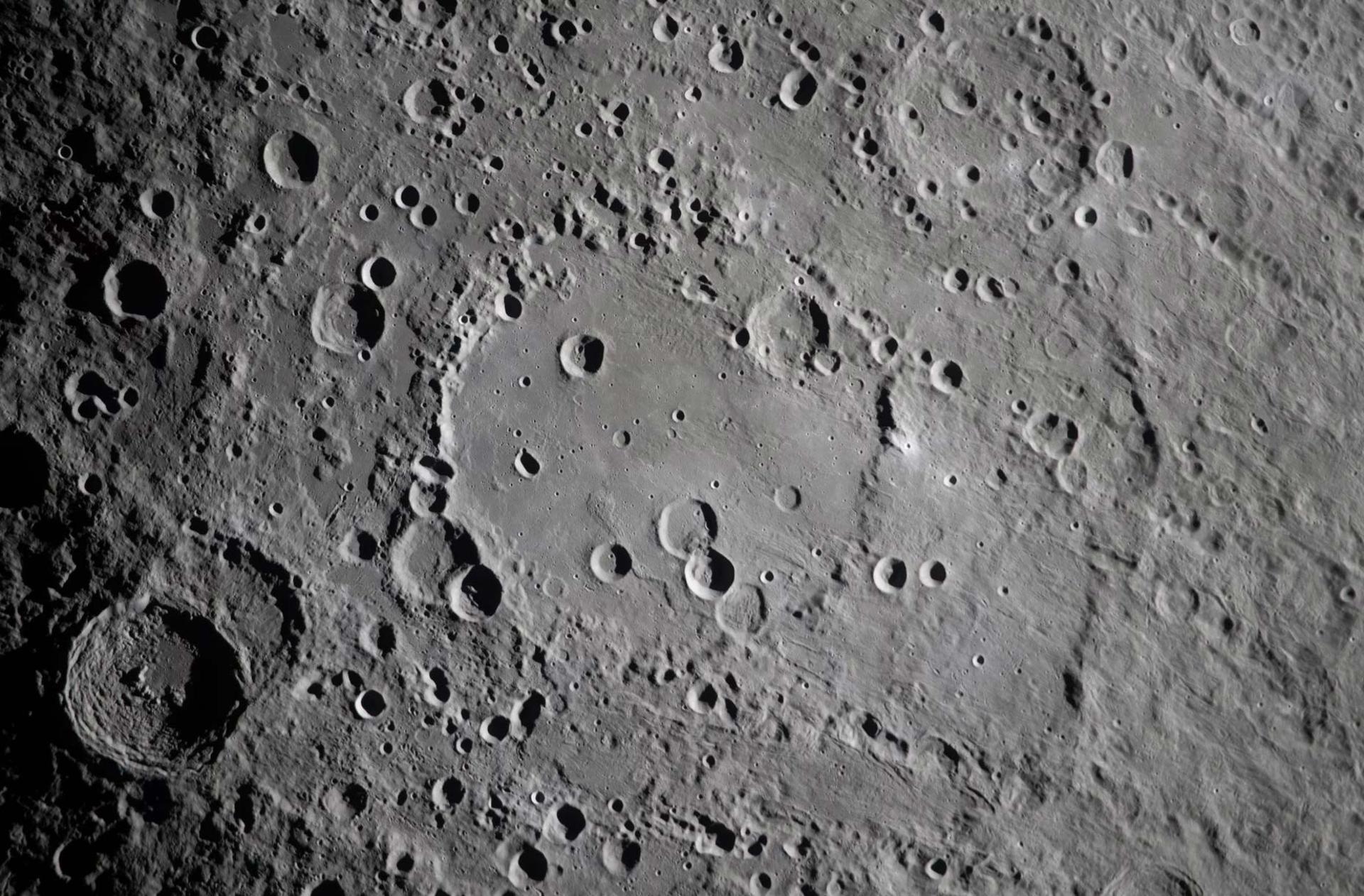 نمای نزدیک از دهانه‌های سطح ماه