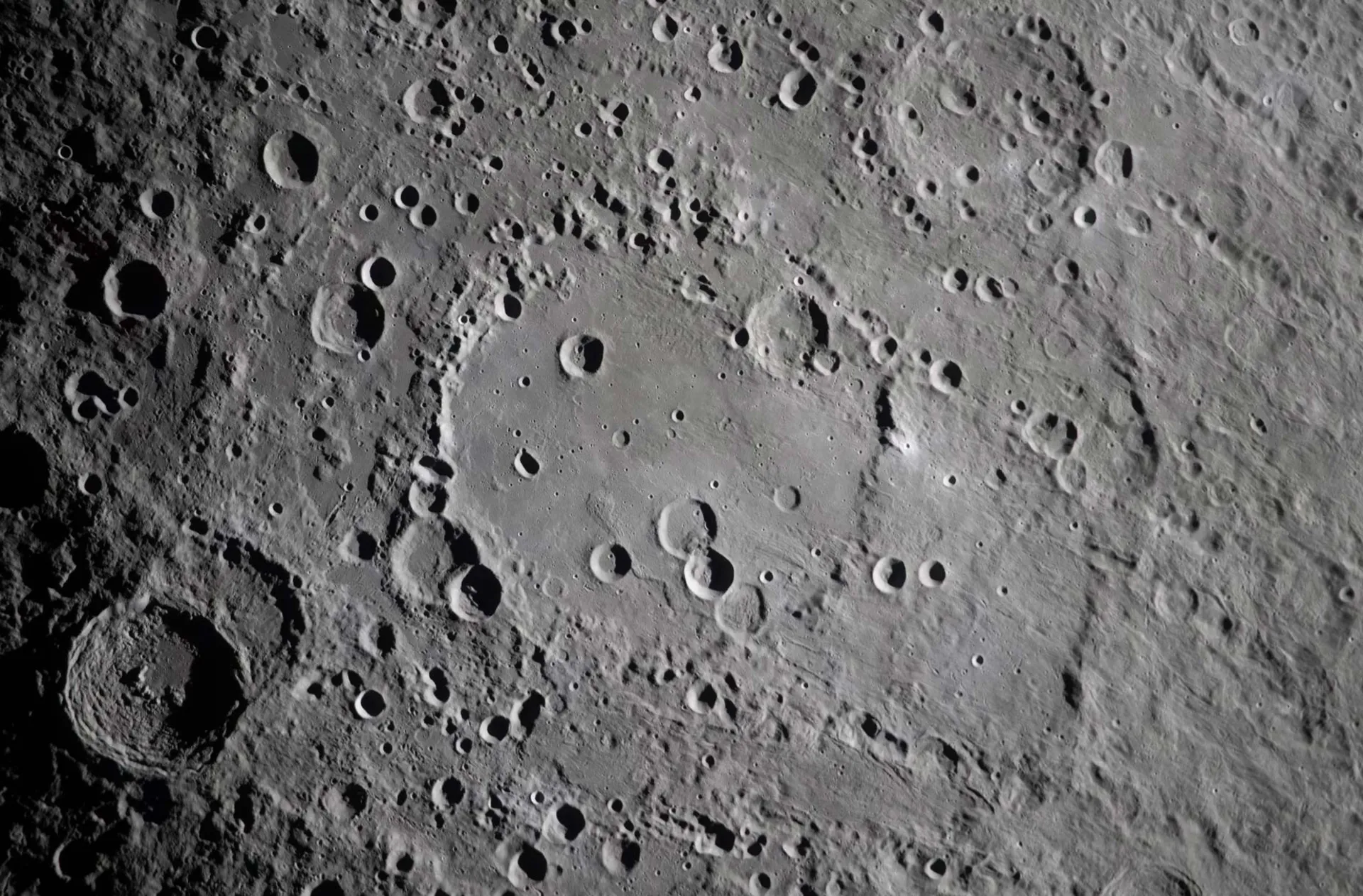 نمای نزدیک از دهانه‌های سطح ماه
