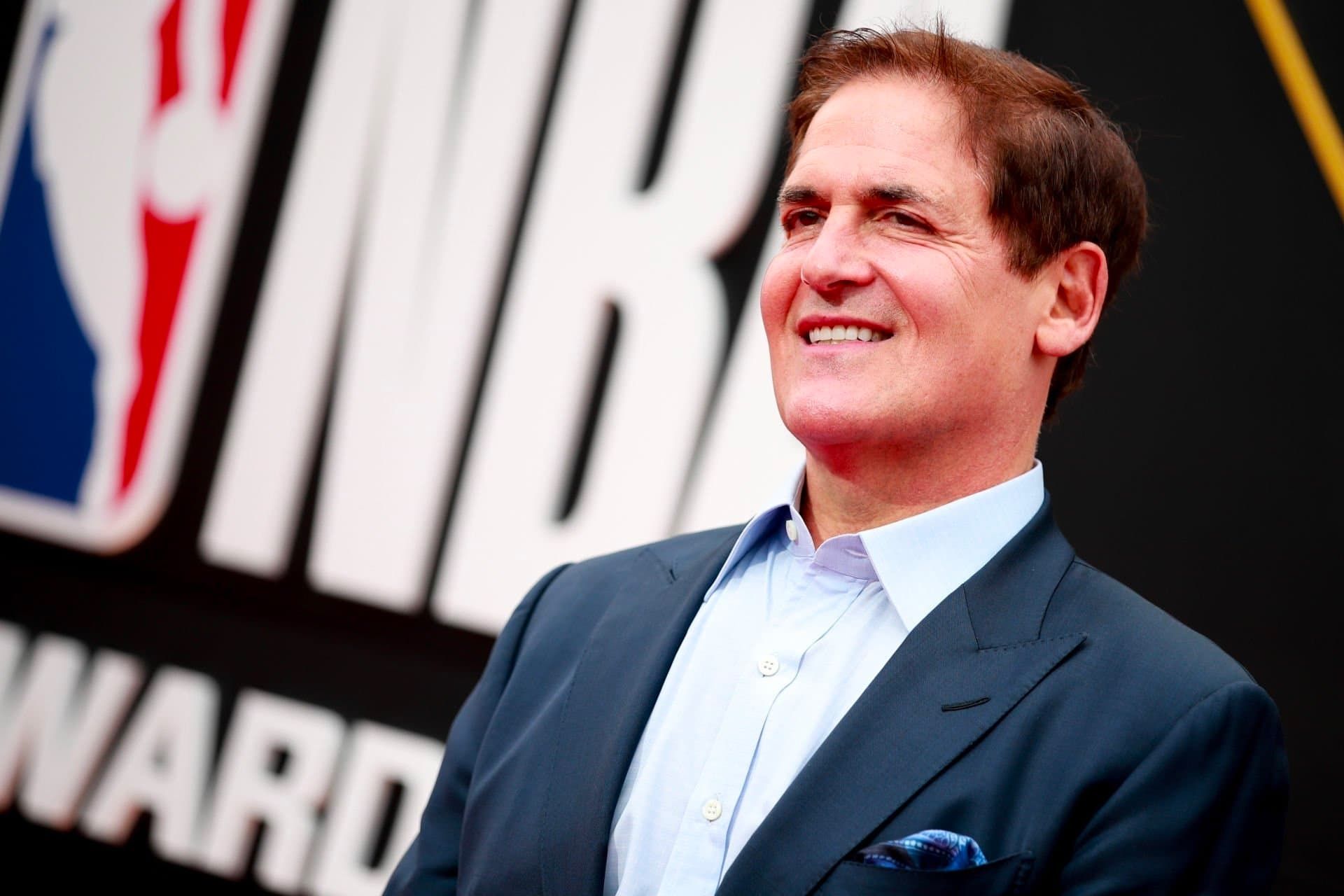 مارک کیوبن / Mark Cuban سرمایه گذار آمریکایی با کت شلوار و لبخند