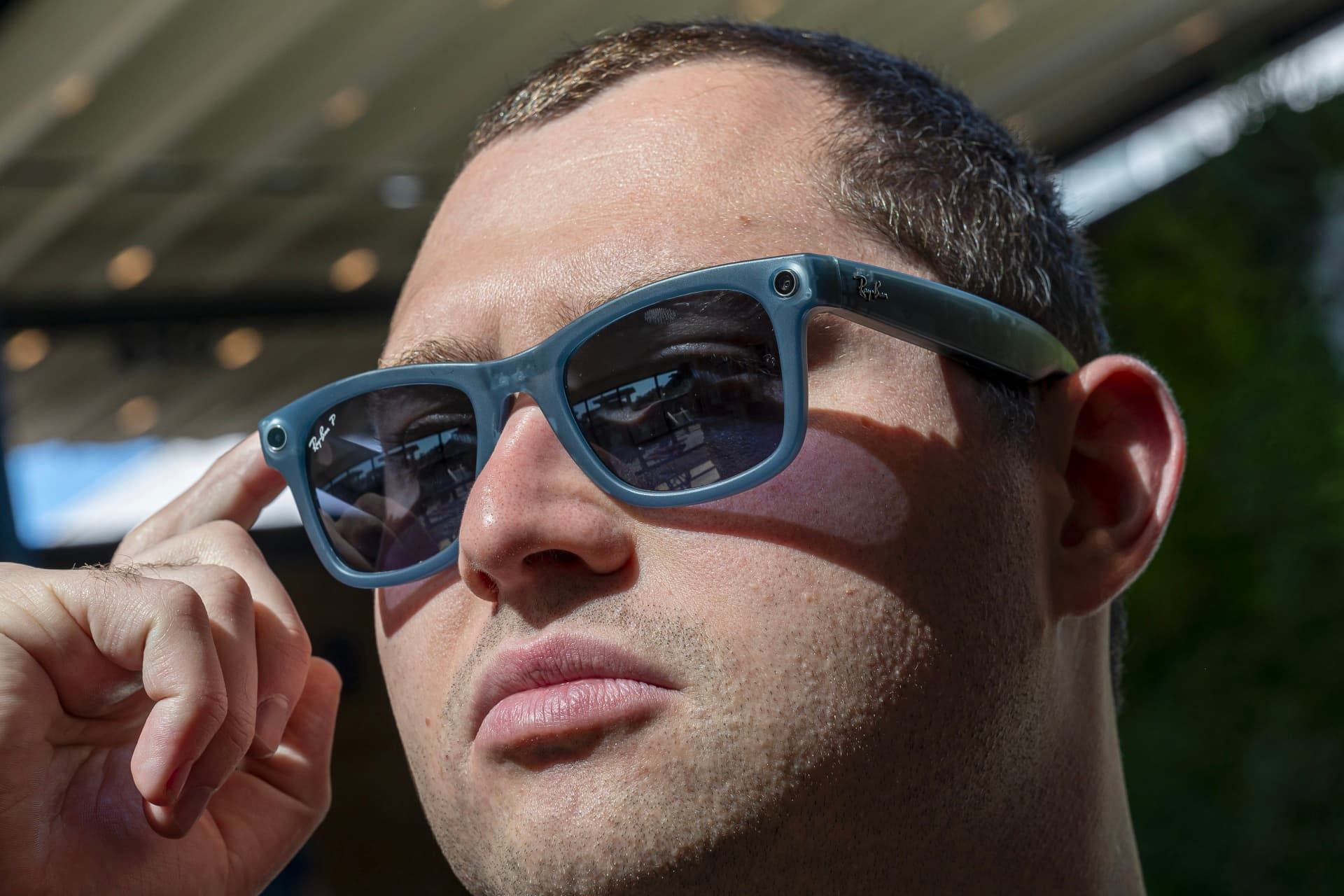 مرد جوان با عینک آفتابی متا ری بن