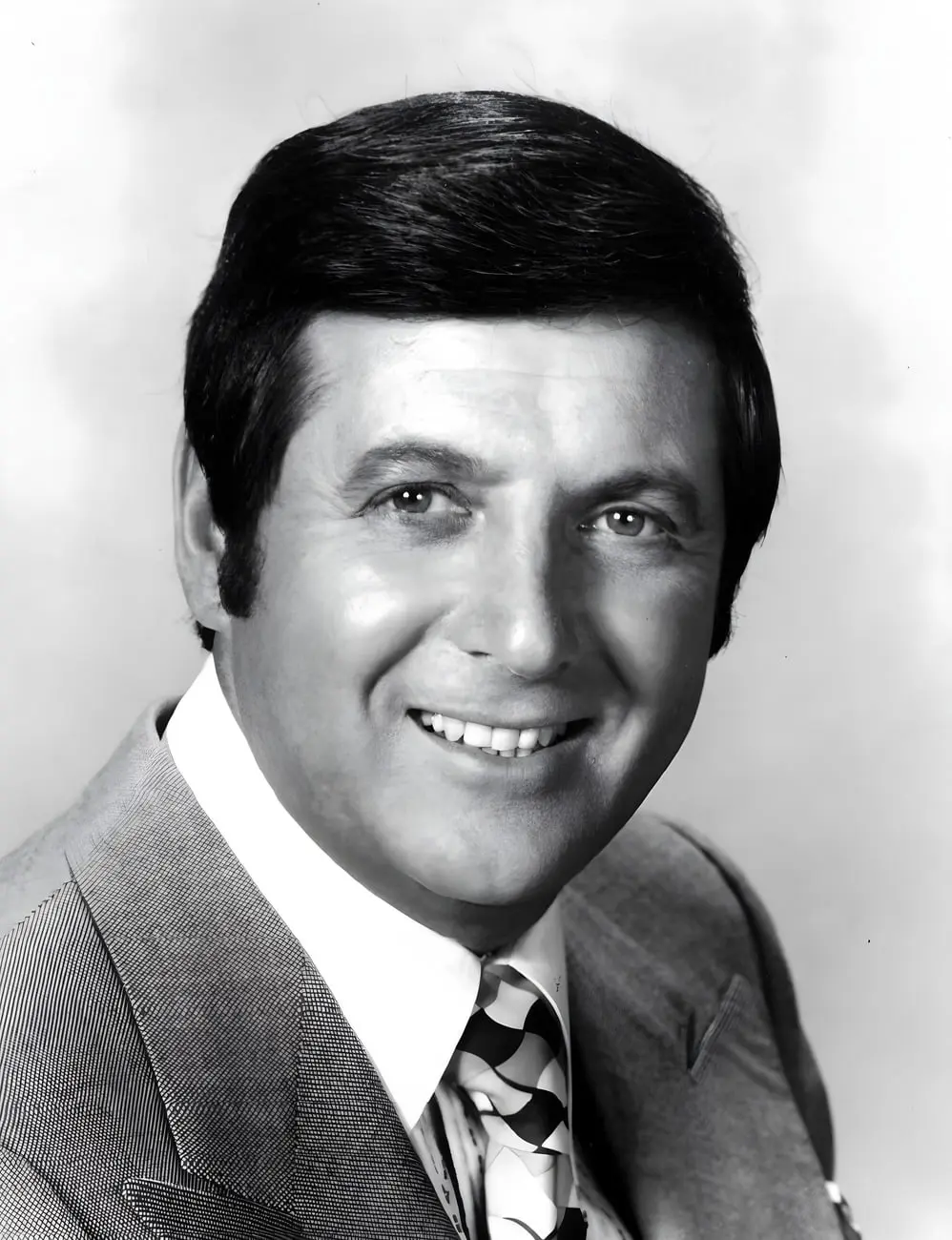 مارک مونتی‌هال (Monty Hall) در یک پرتره کلاسیک سیاه و سفید