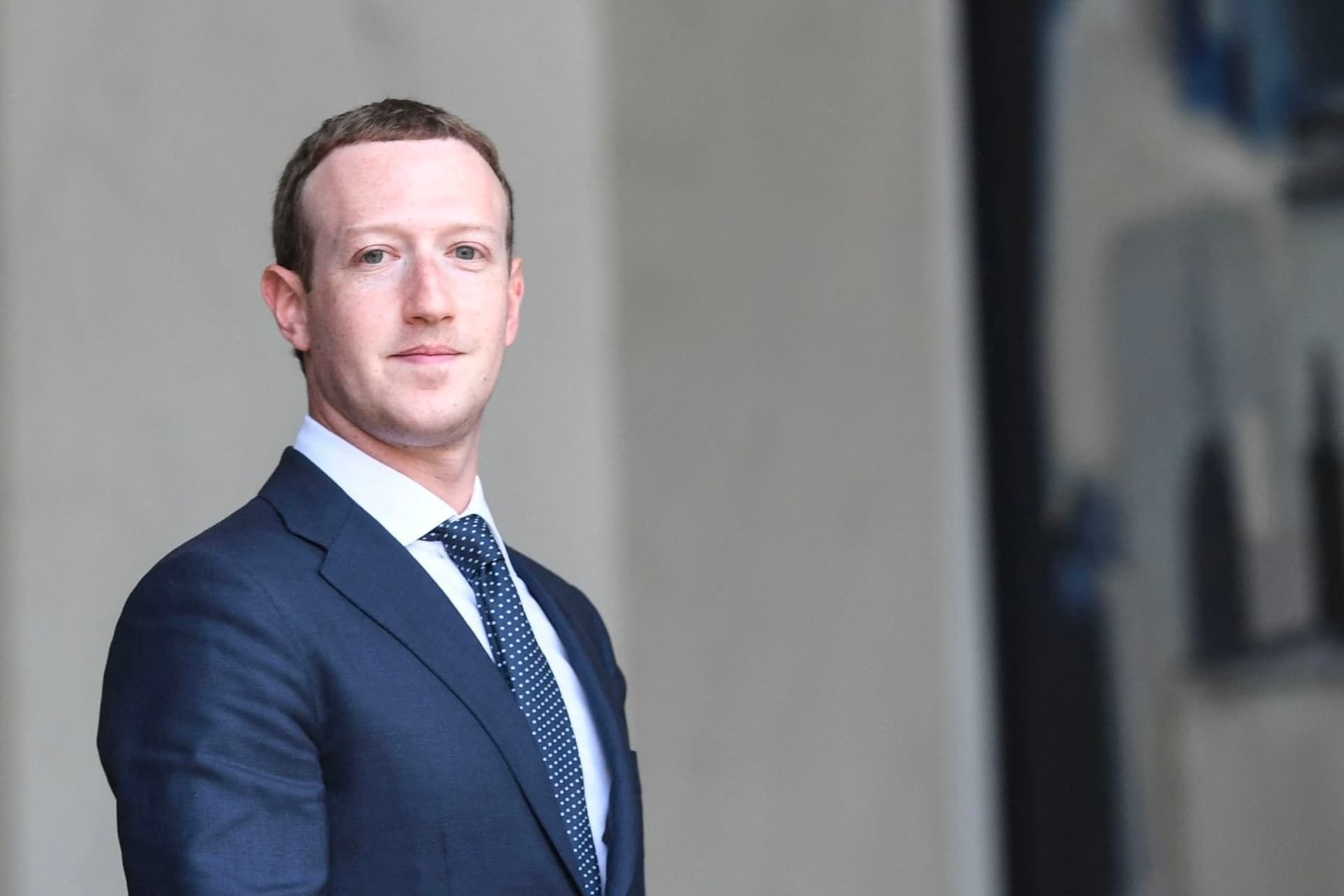چهره خوشحال مارک زاکربرگ / Mark Zuckerberg با کت شلوار