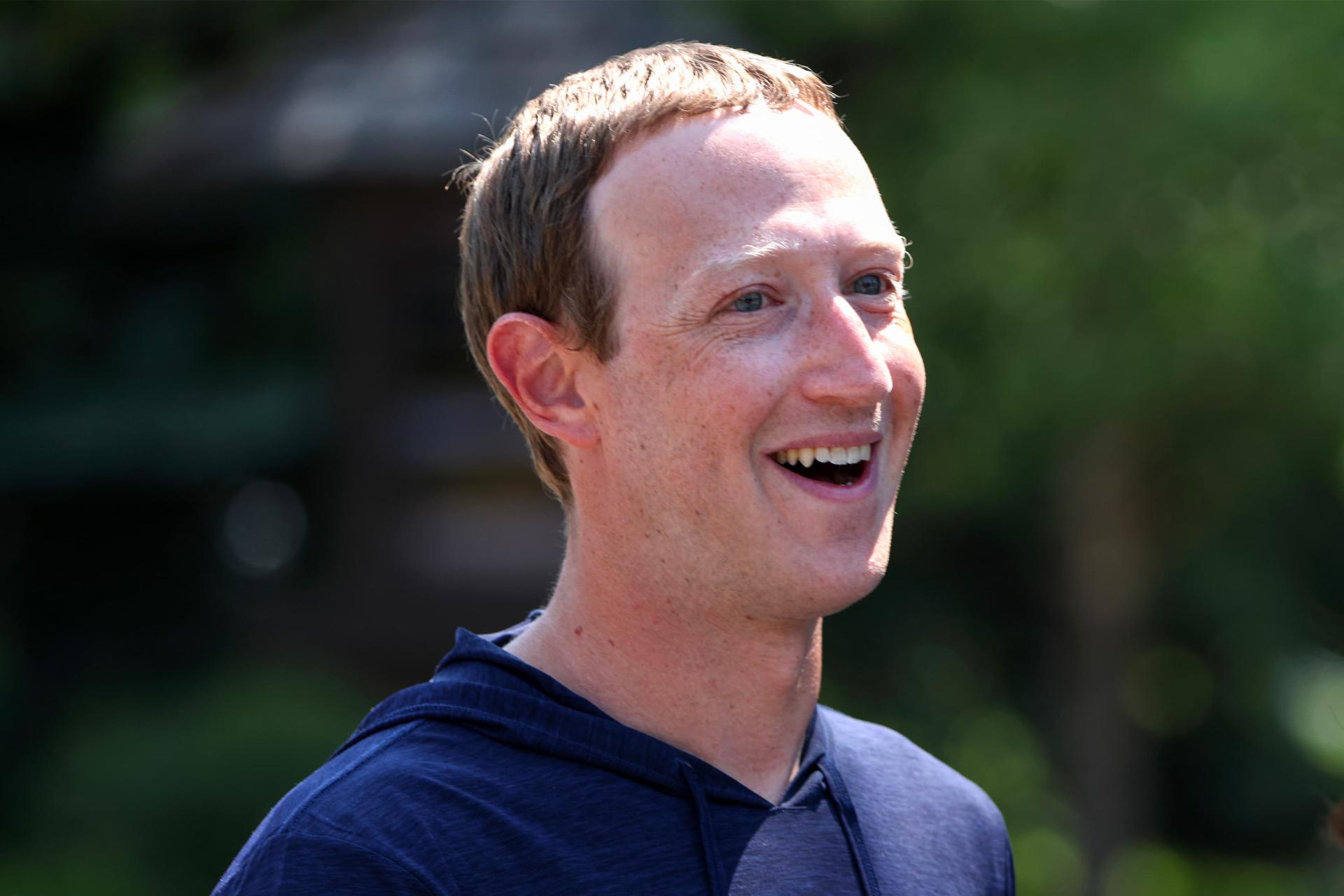 خنده مارک زاکربرگ / Mark Zuckerberg با هودی آبی