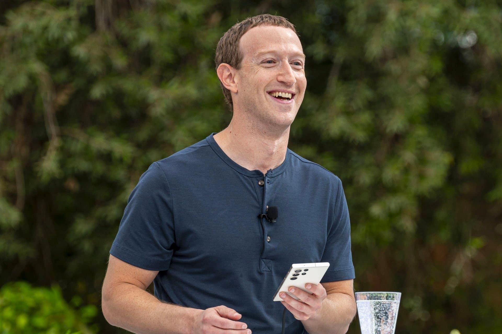 خنده مارک زاکربرگ / Mark Zuckerberg با گوشی گلکسی S23 اولترا