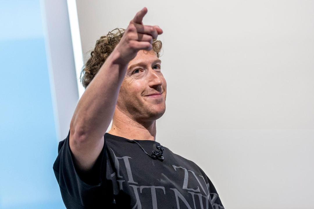 مارک زاکربرگ / Mark Zuckerberg مدیرعامل متا در حال اشاره با دست