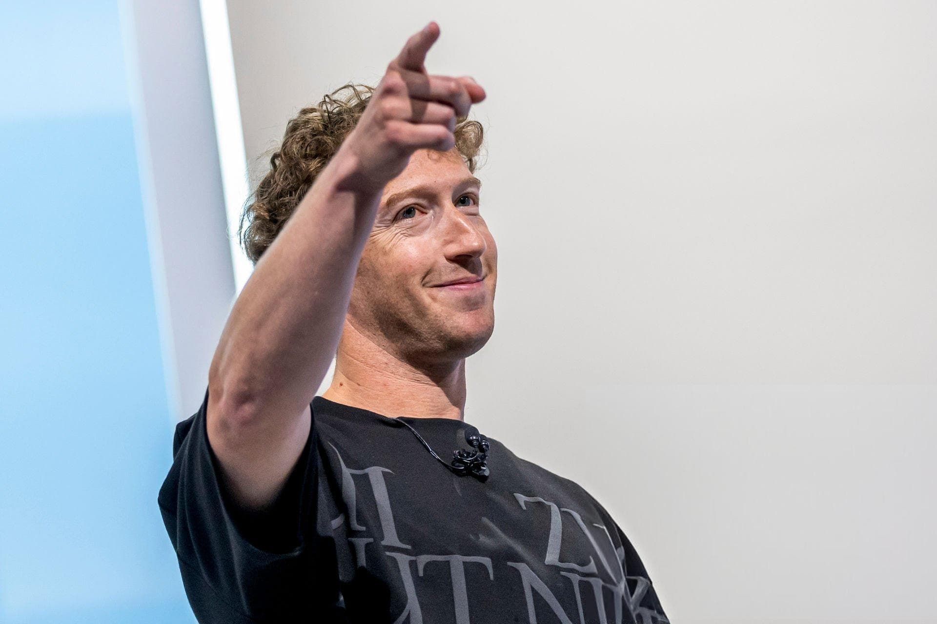 مارک زاکربرگ / Mark Zuckerberg مدیرعامل متا در حال اشاره با دست