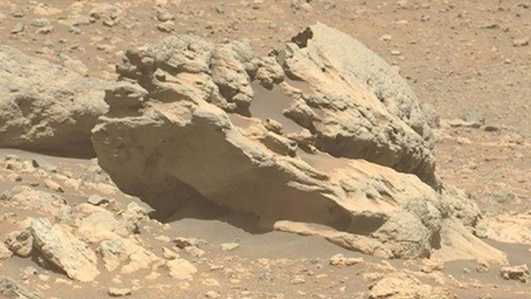نمای نزدیک از سنگی عجیب روی مریخ به نام فیپساکسلا