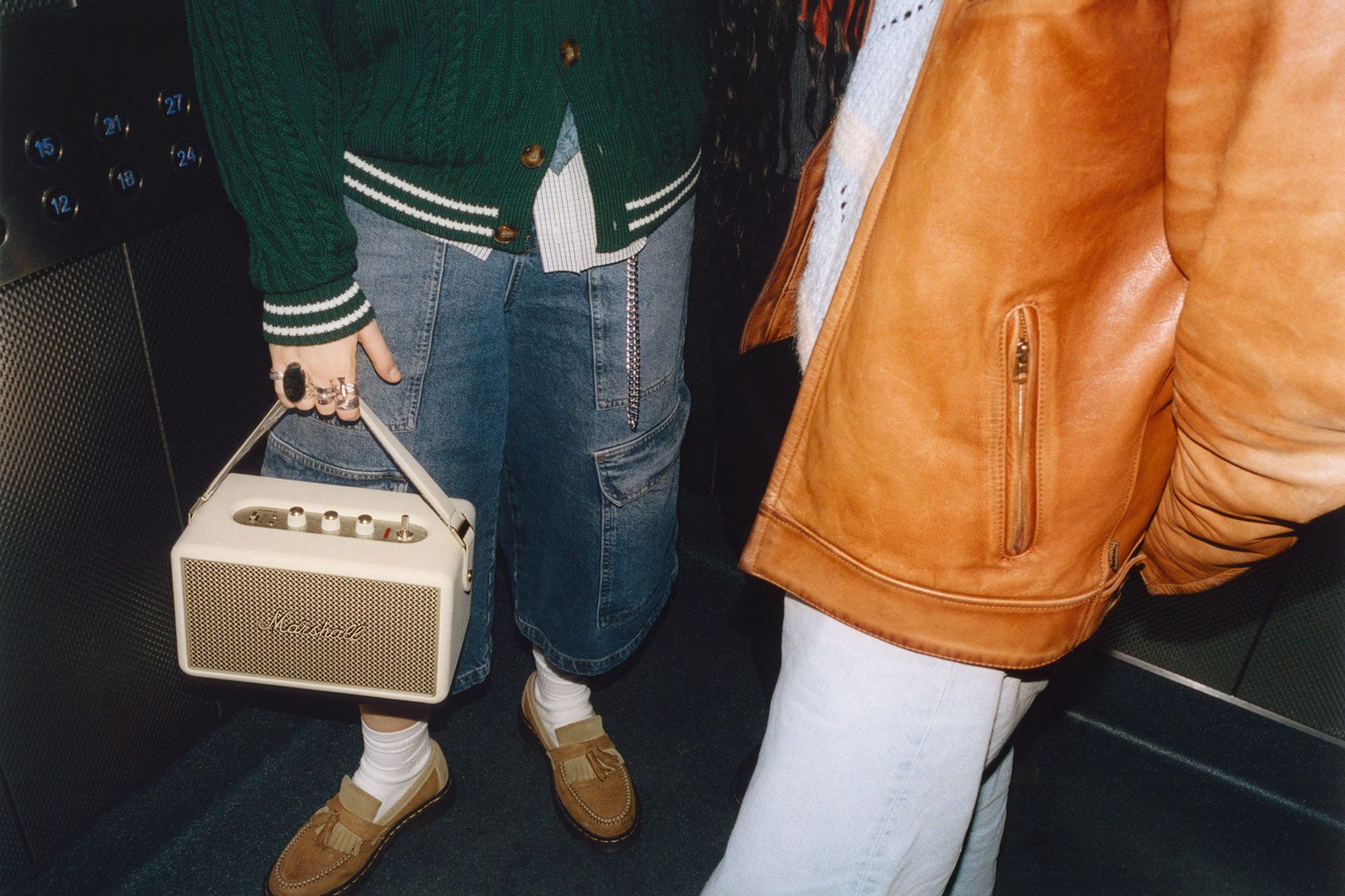 اسپیکر Kilburn-III مارشال در دست یک پسر از نمای پایین