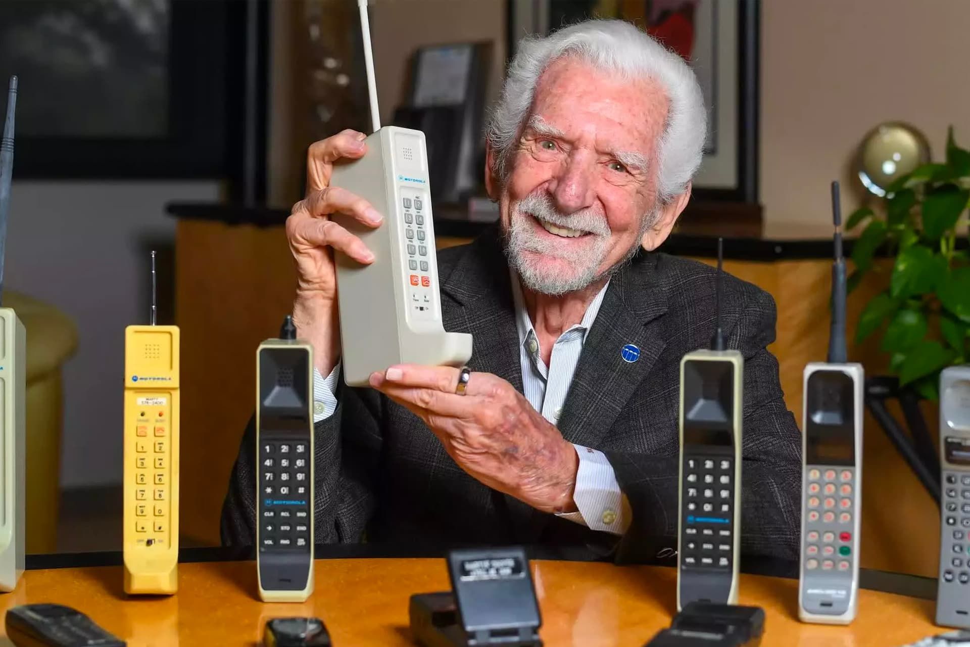 لبخند مارتین کوپر / Martin Cooper پدر تلفن همراه با گوشی قدیمی