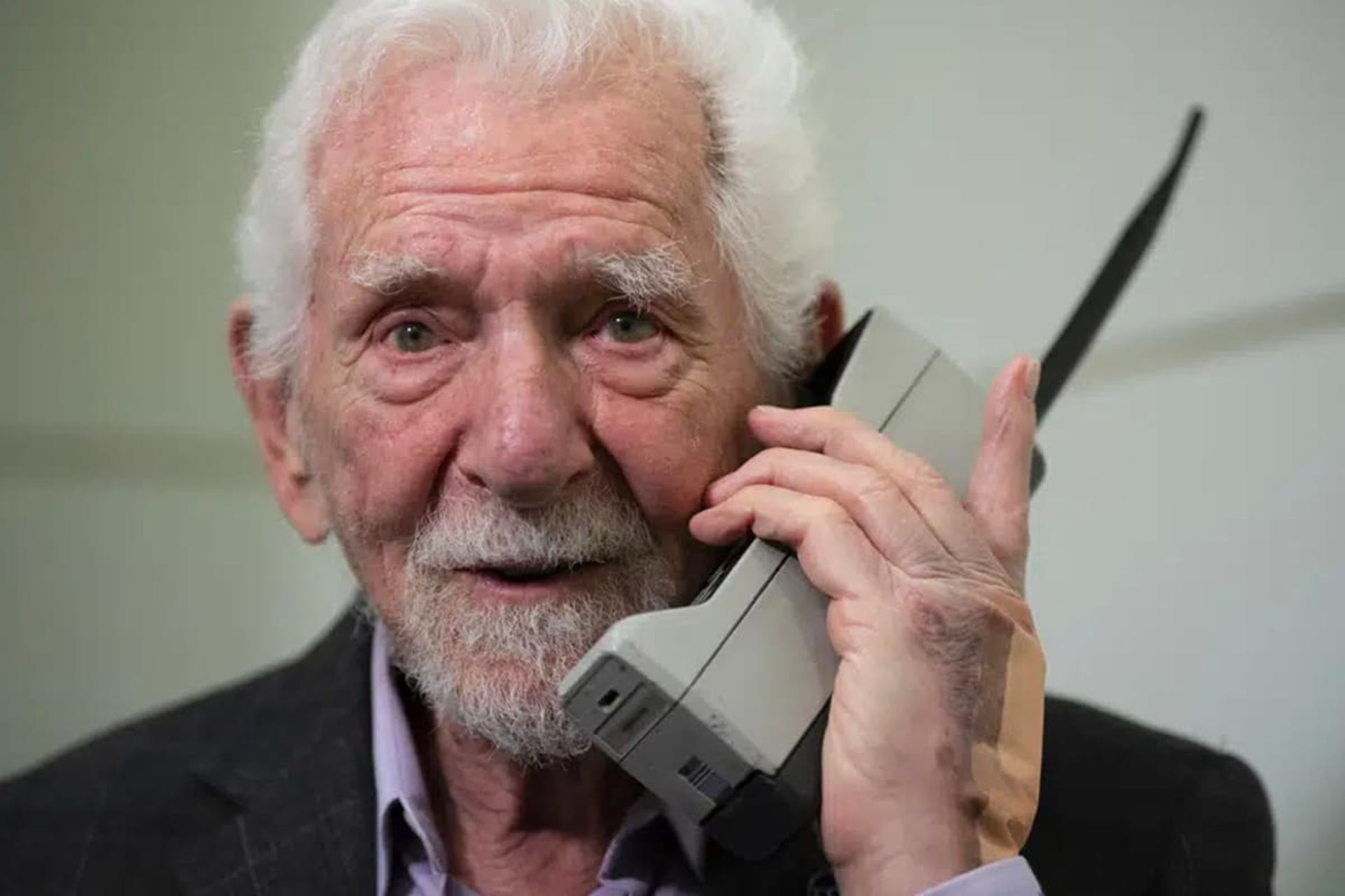 مارتین کوپر / Martin Cooper با اولین تلفن همراه تاریخ