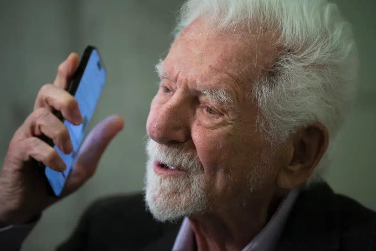 مارتین کوپر / Martin Cooper پدر مخترع تلفن همراه با گوشی هوشمند در دست