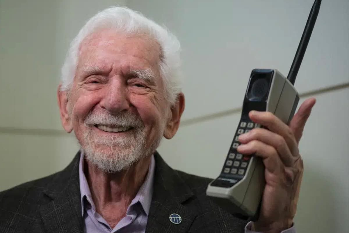 اولین تلفن همراه در دست مارتین کوپر / Martin Cooper پدر مخترع تلفن