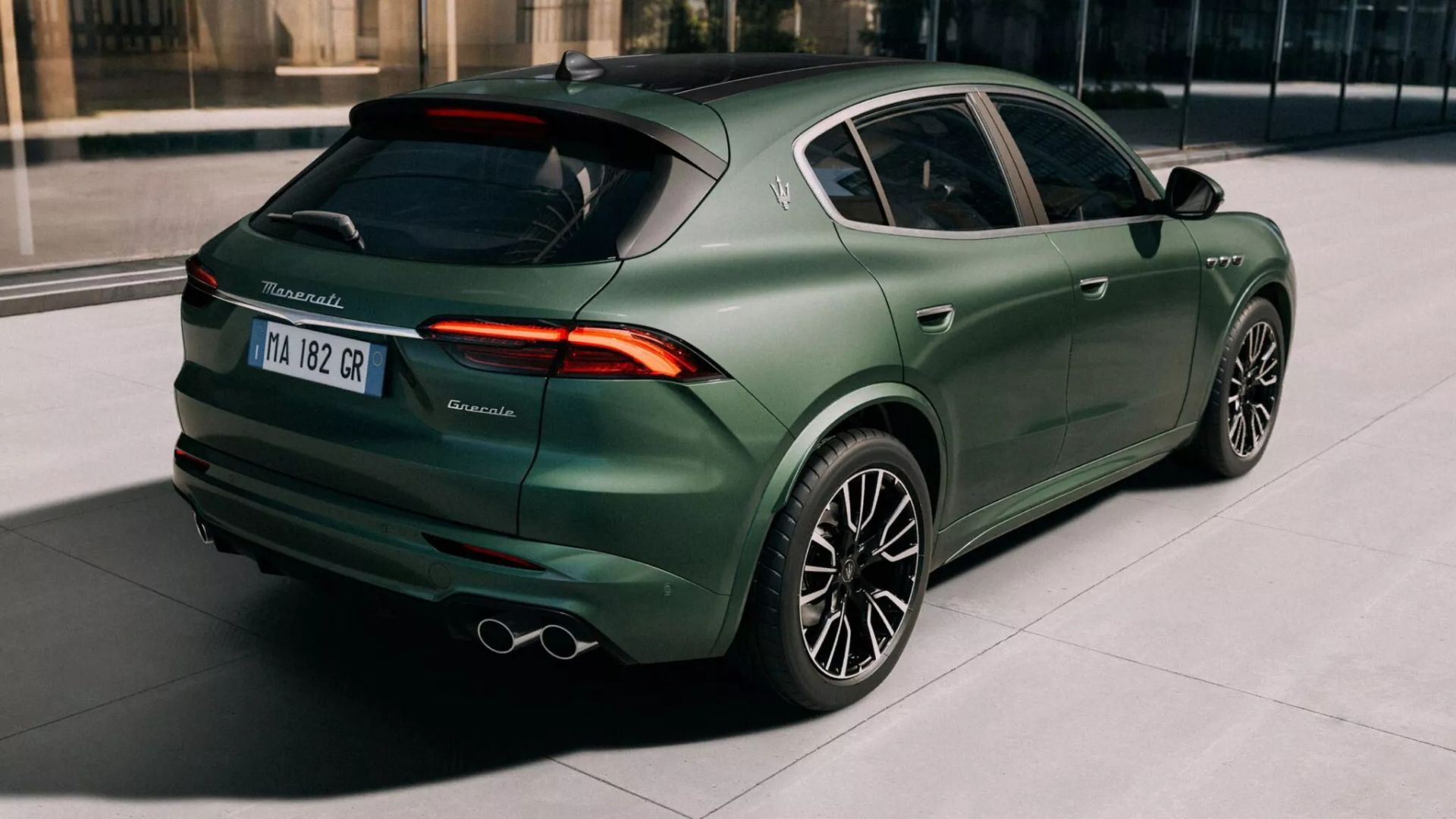 سه‌چهارم عقبی مدل ۲۰۲۶ مازراتی خودرو گریکاله فولگوره