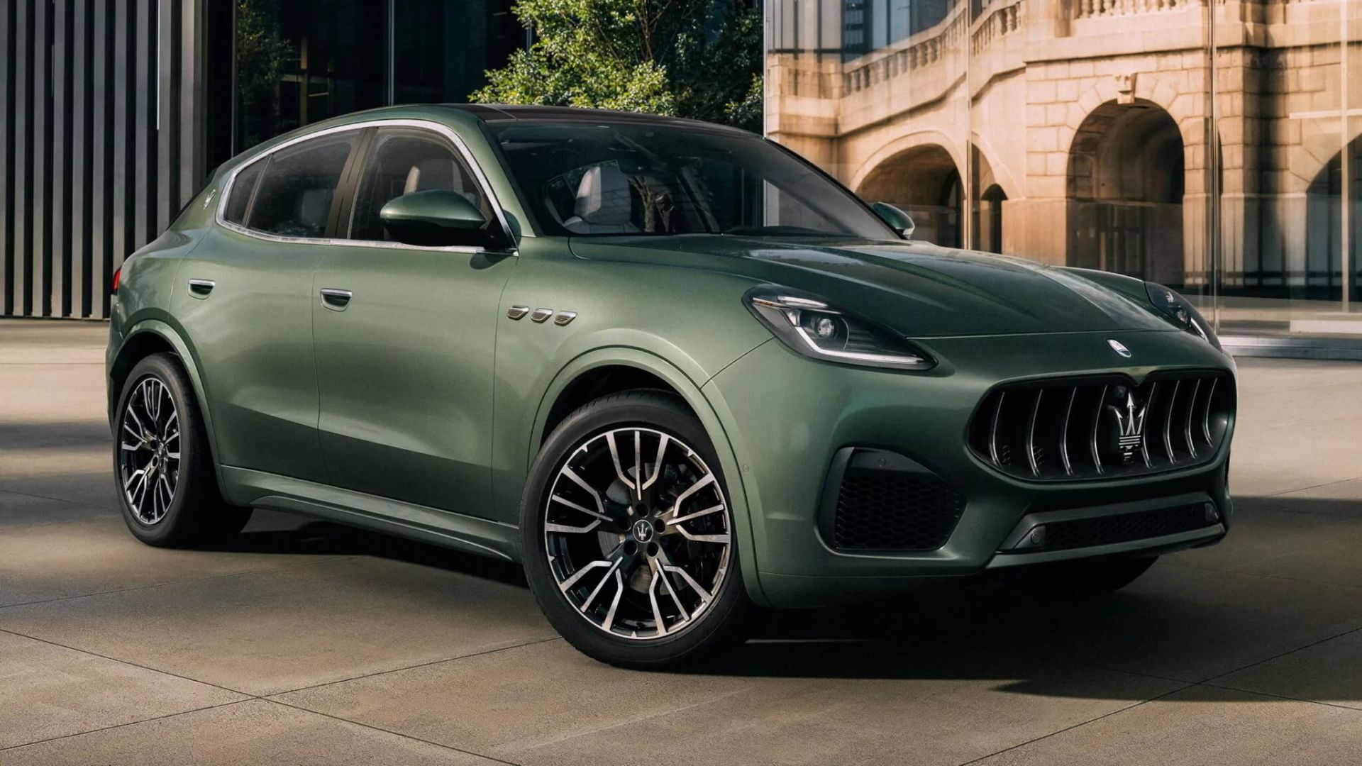 سه‌چهارم جلویی مدل ۲۰۲۶ مازراتی خودرو گریکاله فولگوره