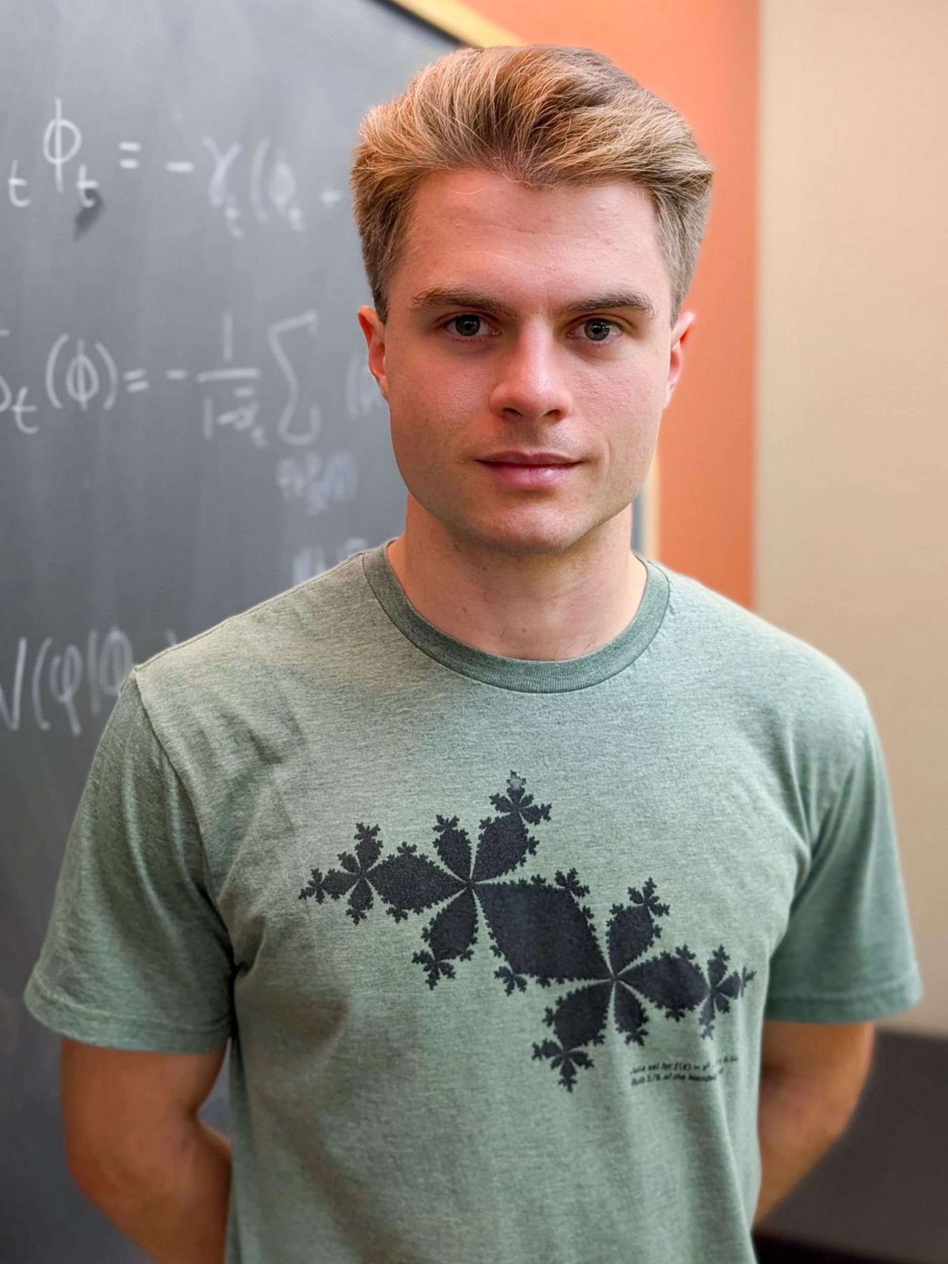 میسون کمب دانشجوی کارشناسی ارشد فیزیک کاربردی در دانشگاه استنفورد 