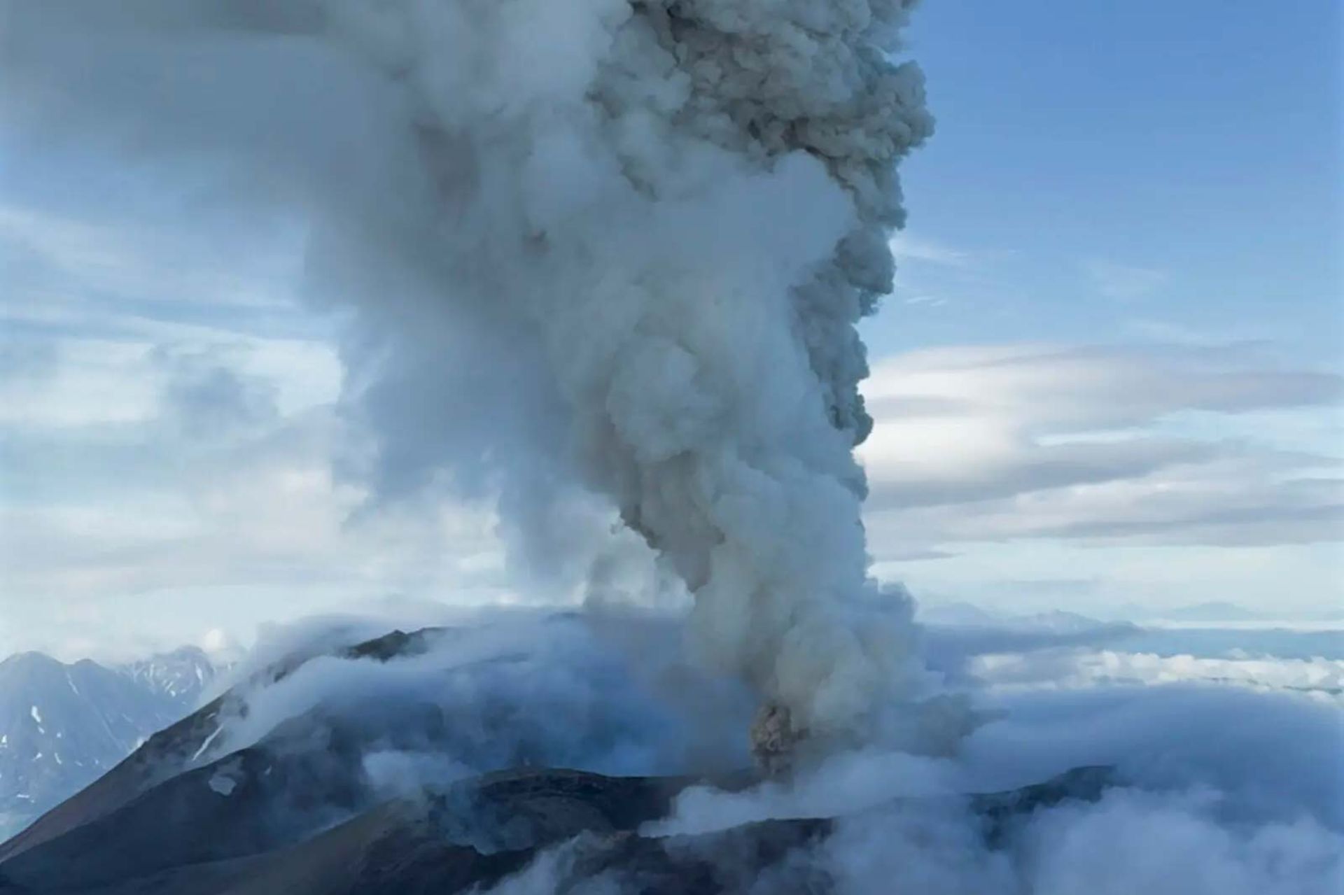 ستون دود سفید برخاسته از آتشفشان کراشنینیکوف