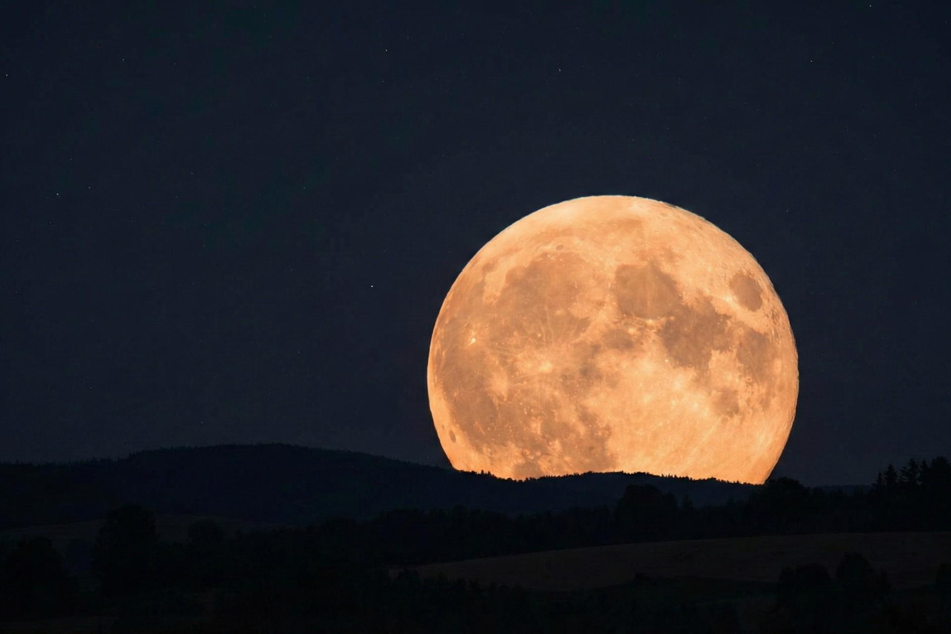 ابرماه عظیم در آسمان تاریک شب