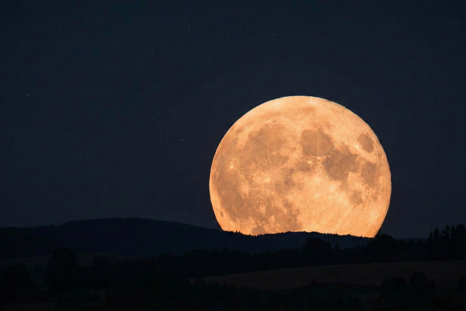ابرماه عظیم در آسمان تاریک شب