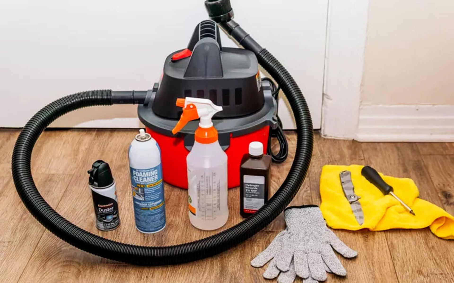 لوازم نظافت برای تمیزکردن کولر گازی پنجره‌ای