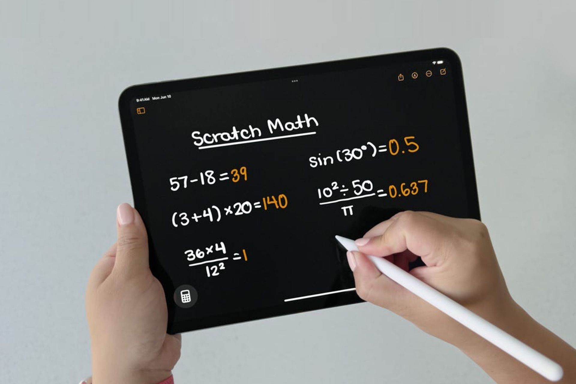 قابلیت Math Notes روی صفحه آیپد در دستان یک زن