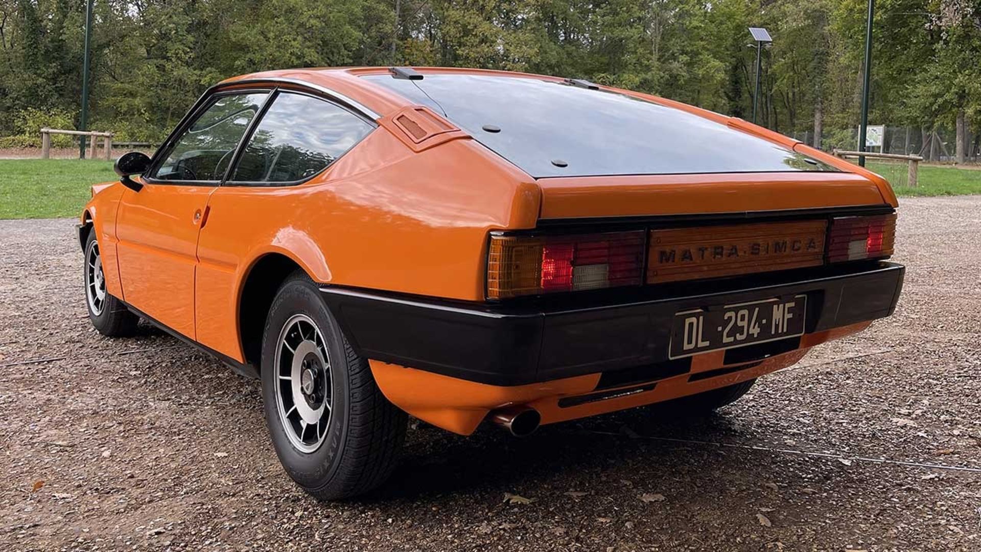 نمای سه‌چهارم عقب خودرو ماترا سیمکا