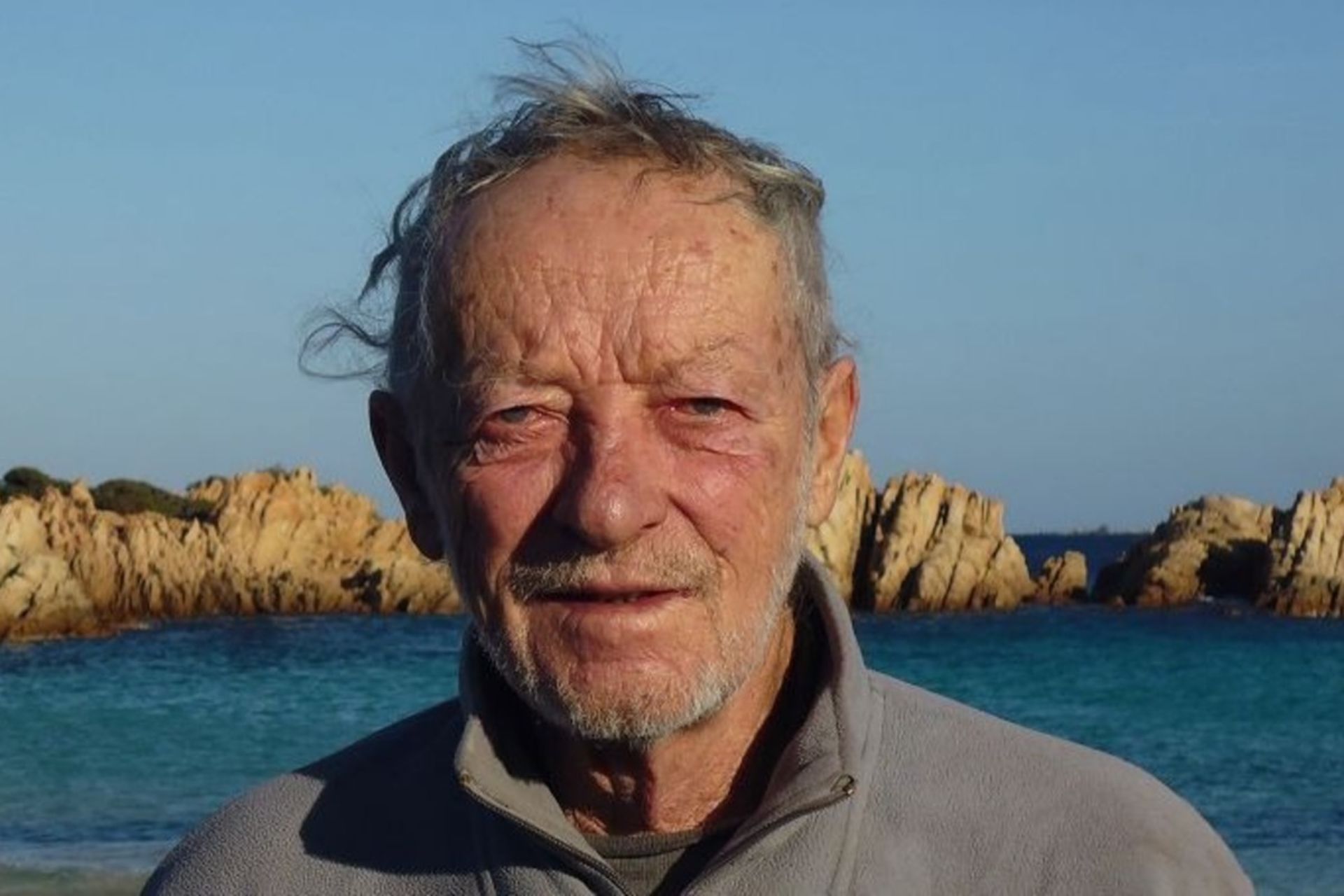 چهره‌ی پیرمرد در پس‌زمینه‌ی دریا