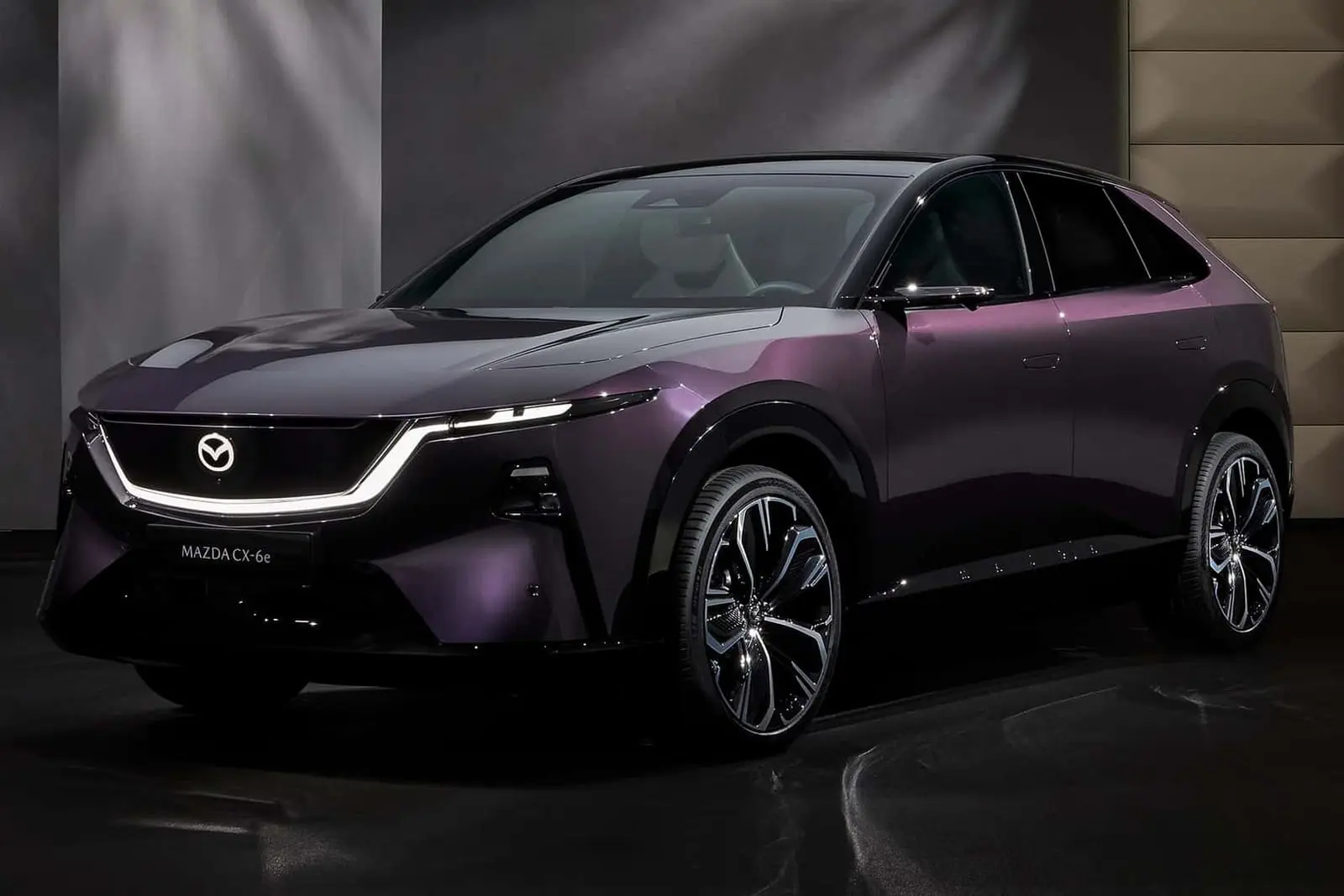 خودروی برقی مزدا (Mazda CX-6e) با رنگ بنفش در استودیو