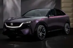 خودروی برقی مزدا (Mazda CX-6e) با رنگ بنفش در استودیو