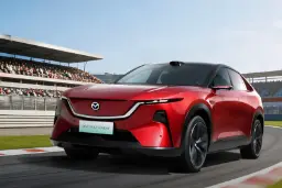 خودرو مزدا CX-6e قرمز رنگ در پیست مسابقه