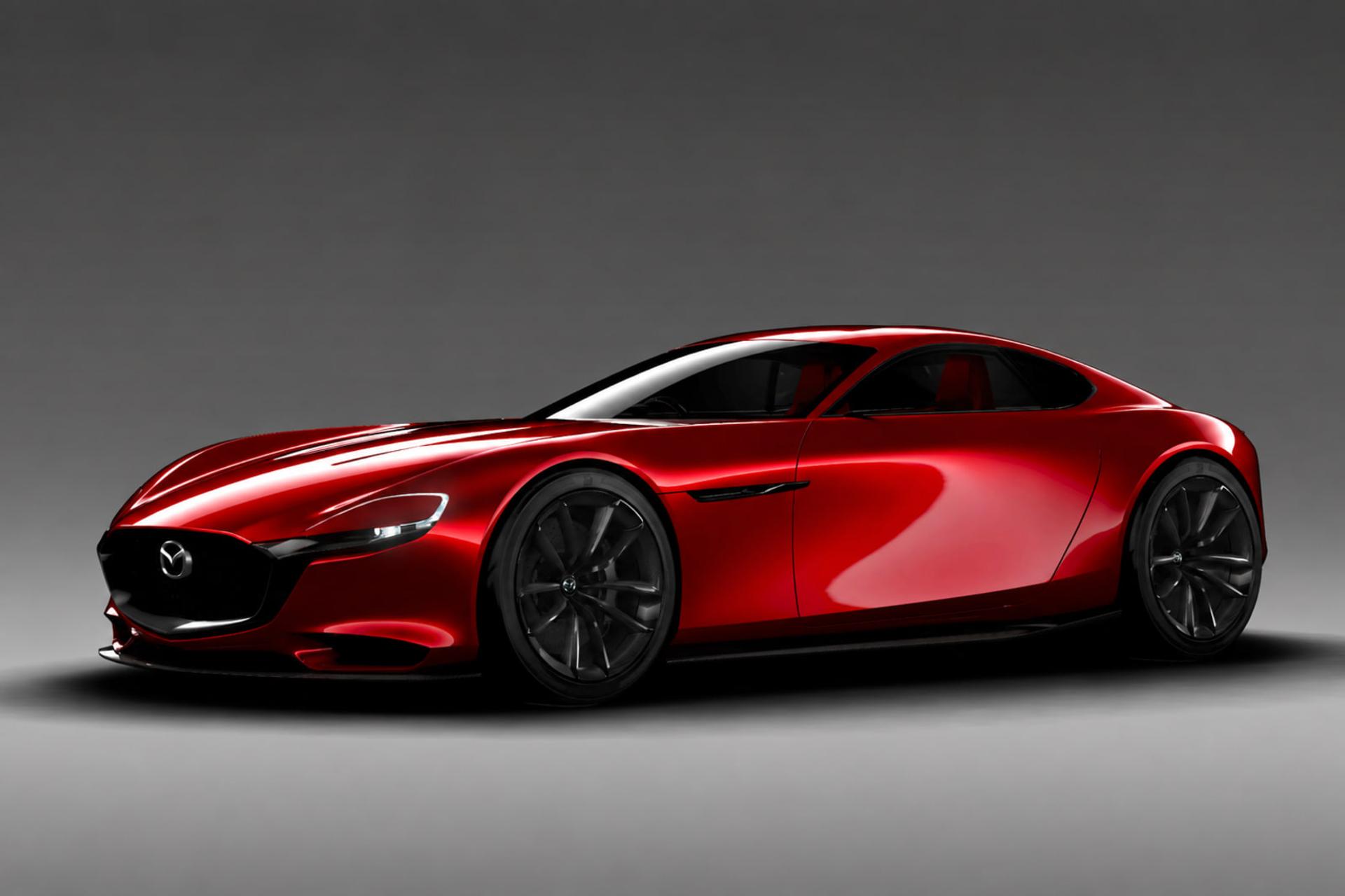 خودروی مفهومی مازدا (Mazda) با رنگ قرمز یاقوتی در استودیو