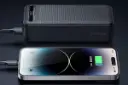 ابعاد پاور بانک مک دودو Mcdodo MC-391 30000mAh در کنار موبایل