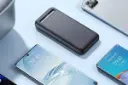 ابعاد پاور بانک مک دودو Mcdodo MC-418 10000mAh کنار موبایل