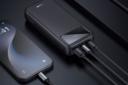 پاور بانک مک دودو Mcdodo MC-423 20000mAh در حال شارژ