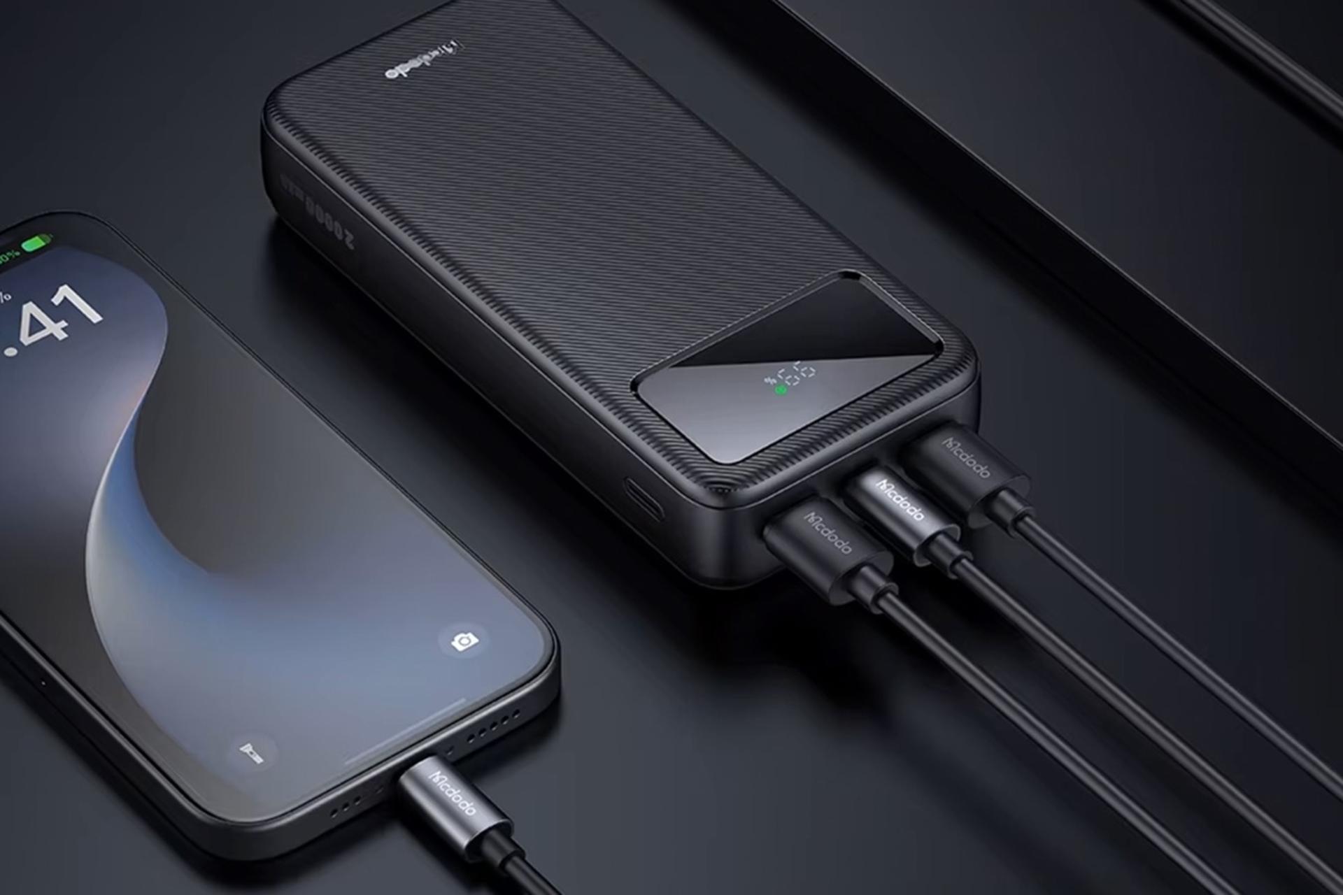 پاور بانک مک دودو Mcdodo MC-423 20000mAh در حال شارژ