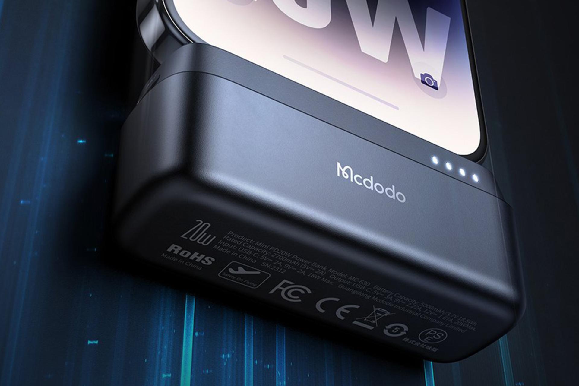 پاور بانک مک دودو Mcdodo MC-628 5000mAh درحال شارژ موبایل