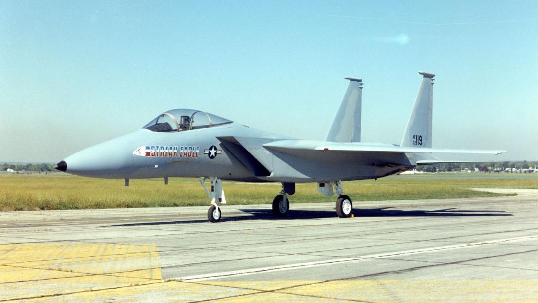 جنگنده‌ی F-15 ایگل در باند پرواز