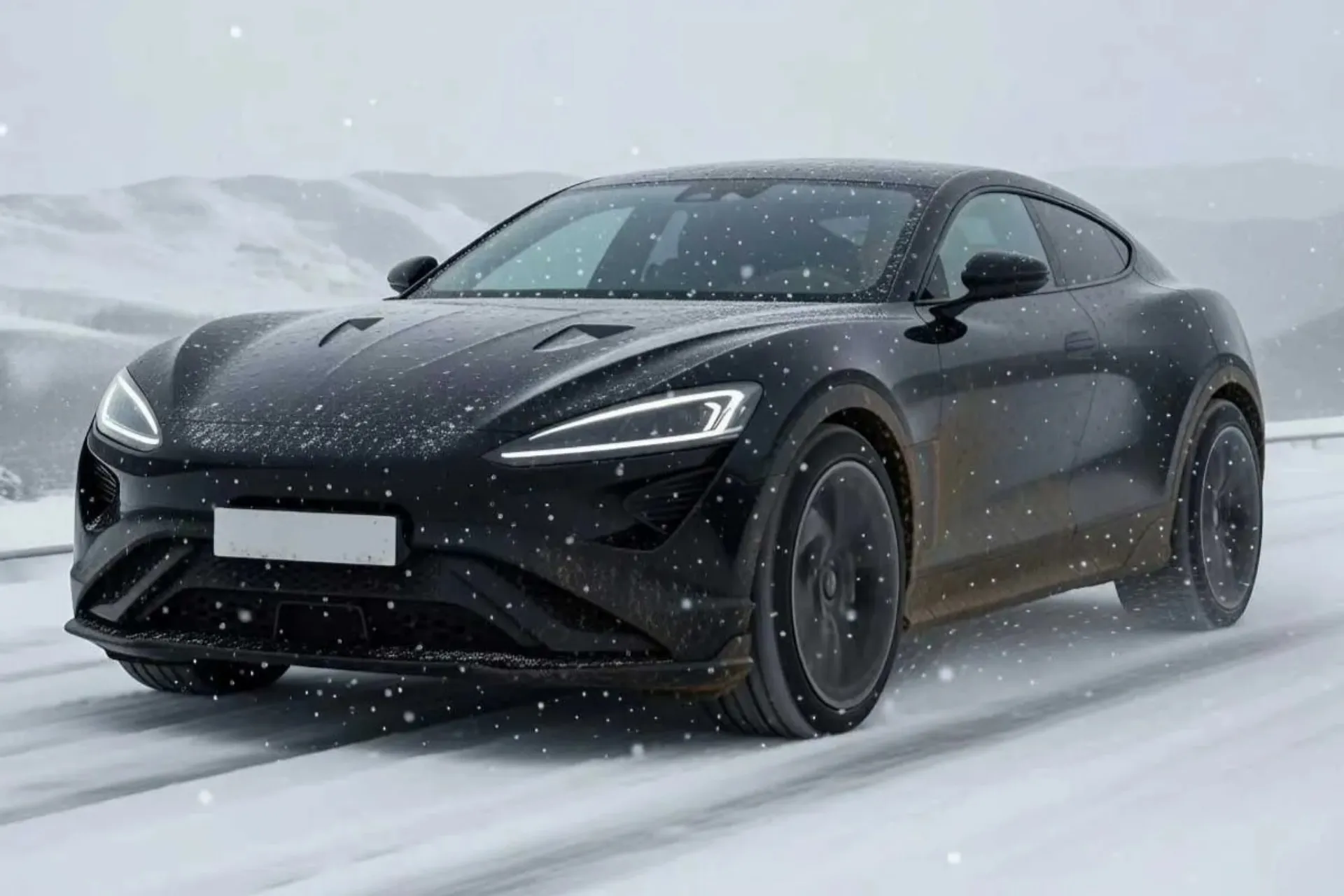 خودرو مک‌لارن اسپیدلاینر در جاده‌ی برفی