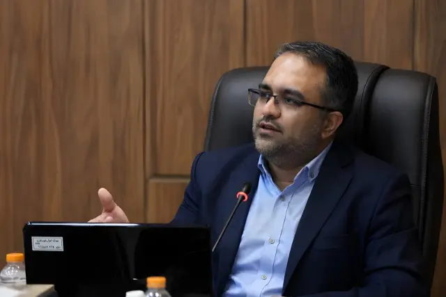 مرکز ملی فضای مجازی: نوجوانان ایرانی روزانه ۹ ساعت به صفحه نمایش نگاه می‌کنند