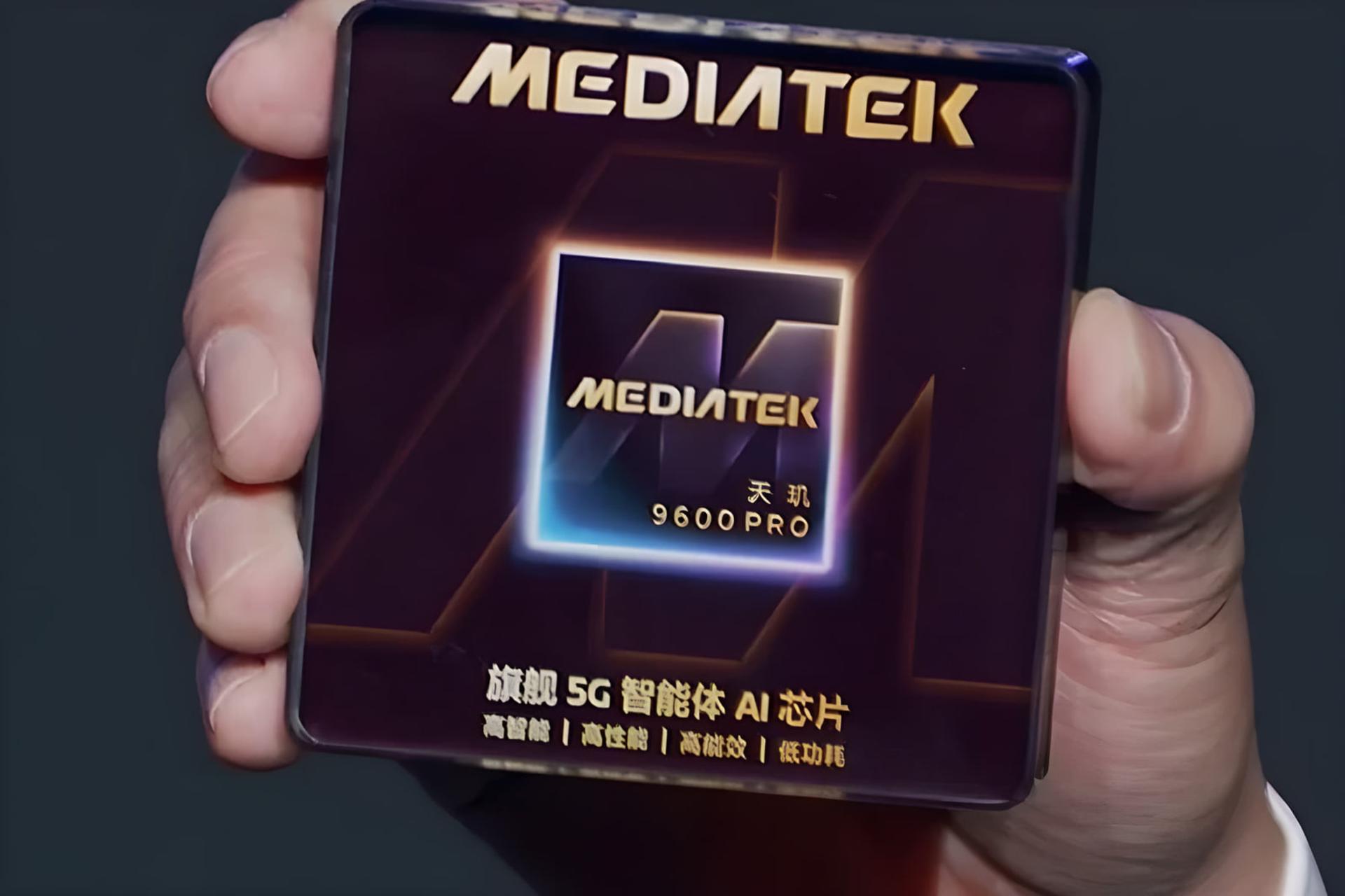 تراشه مدیاتک (MediaTek) مدل Dimensity 9600 Pro در دست یک فرد