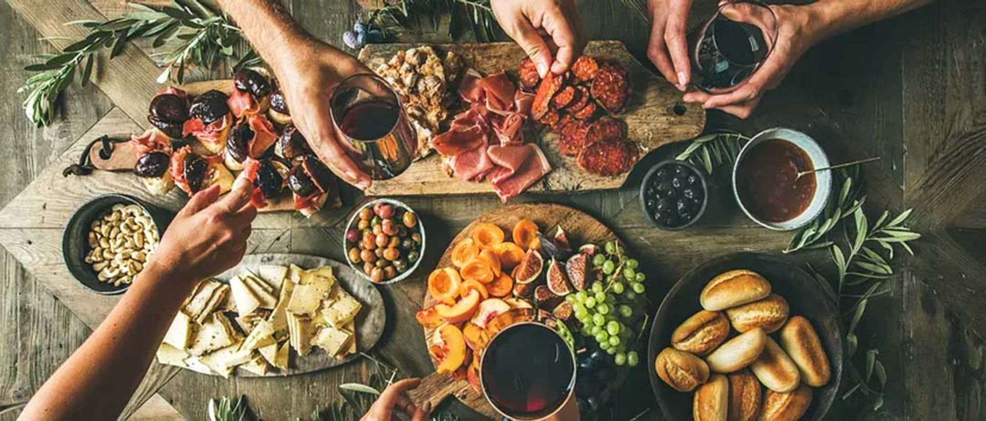 سبک زندگی مدیترانه‌ای غدا خوردن چند نفر دور میز با غذا‌هایی مدیترانه‌ای