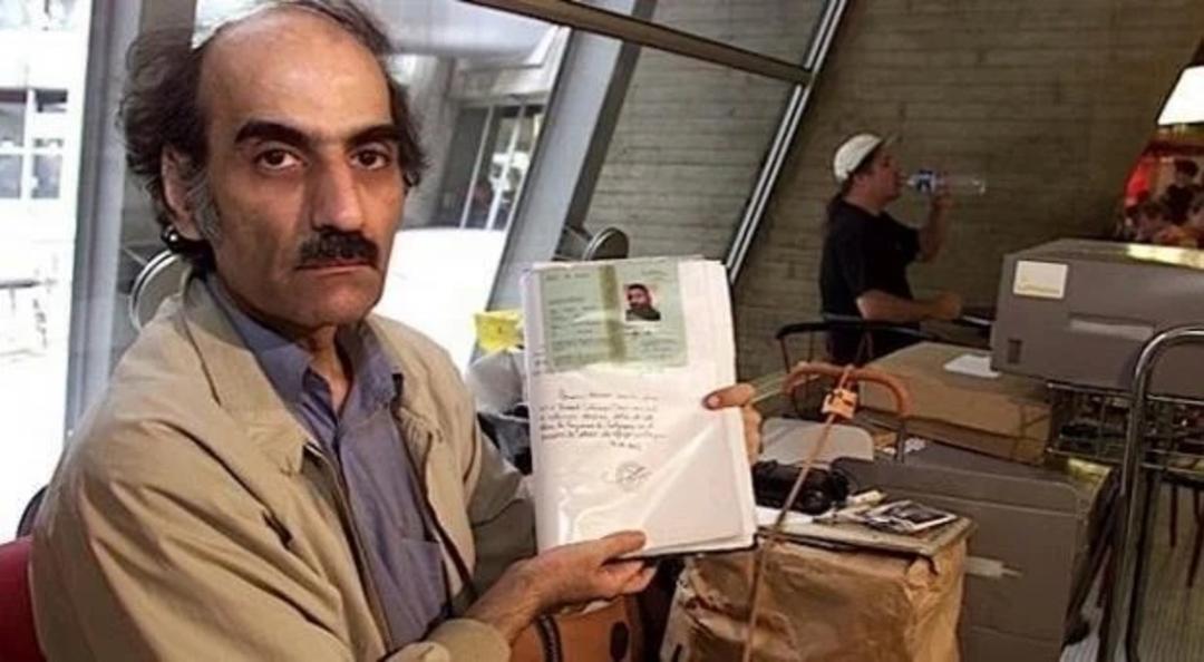 یک مرد میان‌سال با مدارک هویتی در دست