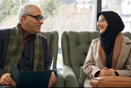 مهران مدیری (Mehran Modiri) در حال گفت‌و‌گو با یک خانم در محیطی اداری