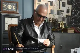 مهران مدیری (Mehran Modiri) در حال کار در استودیوی برنامه شاه‌گل