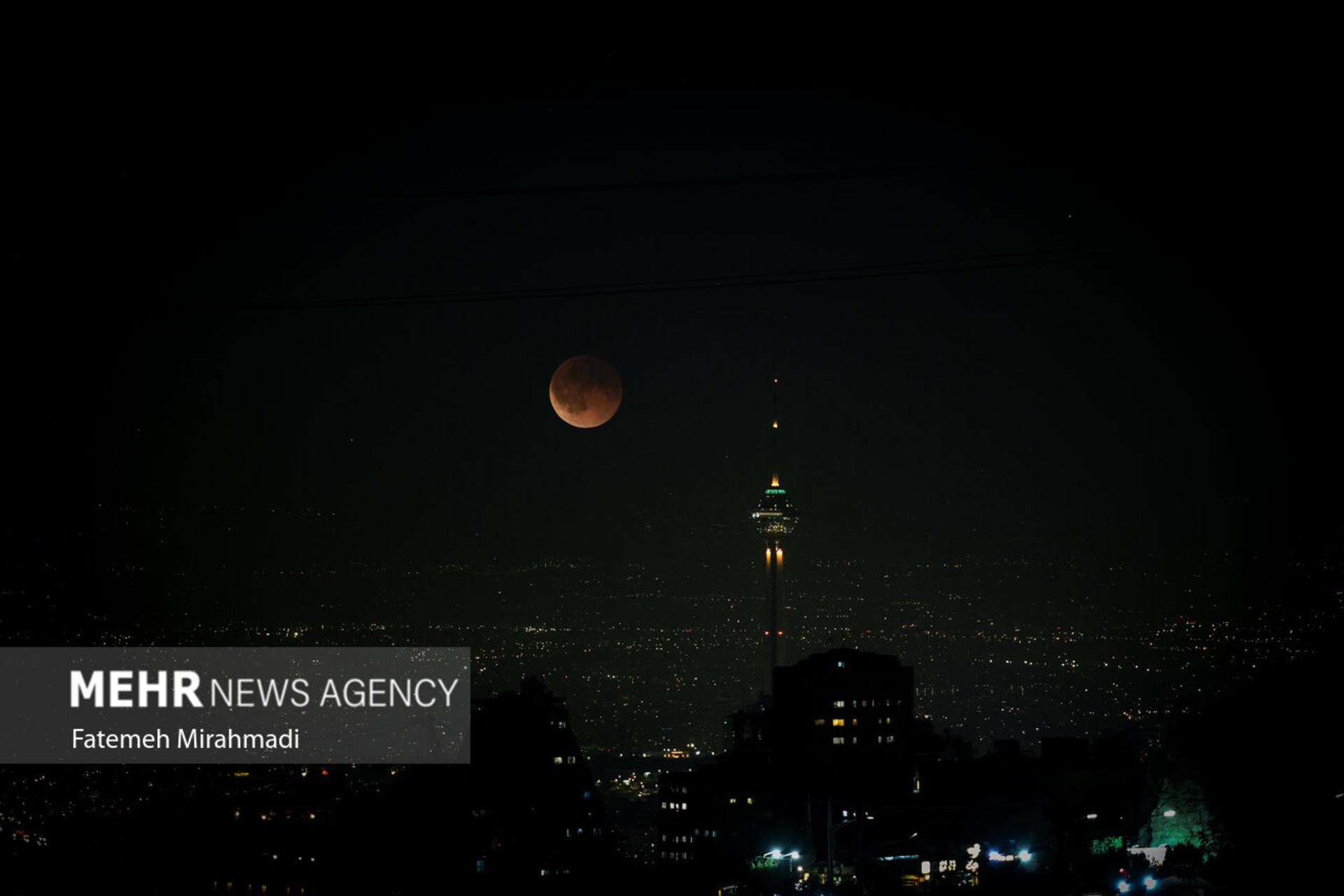 ماه خونین در تهران