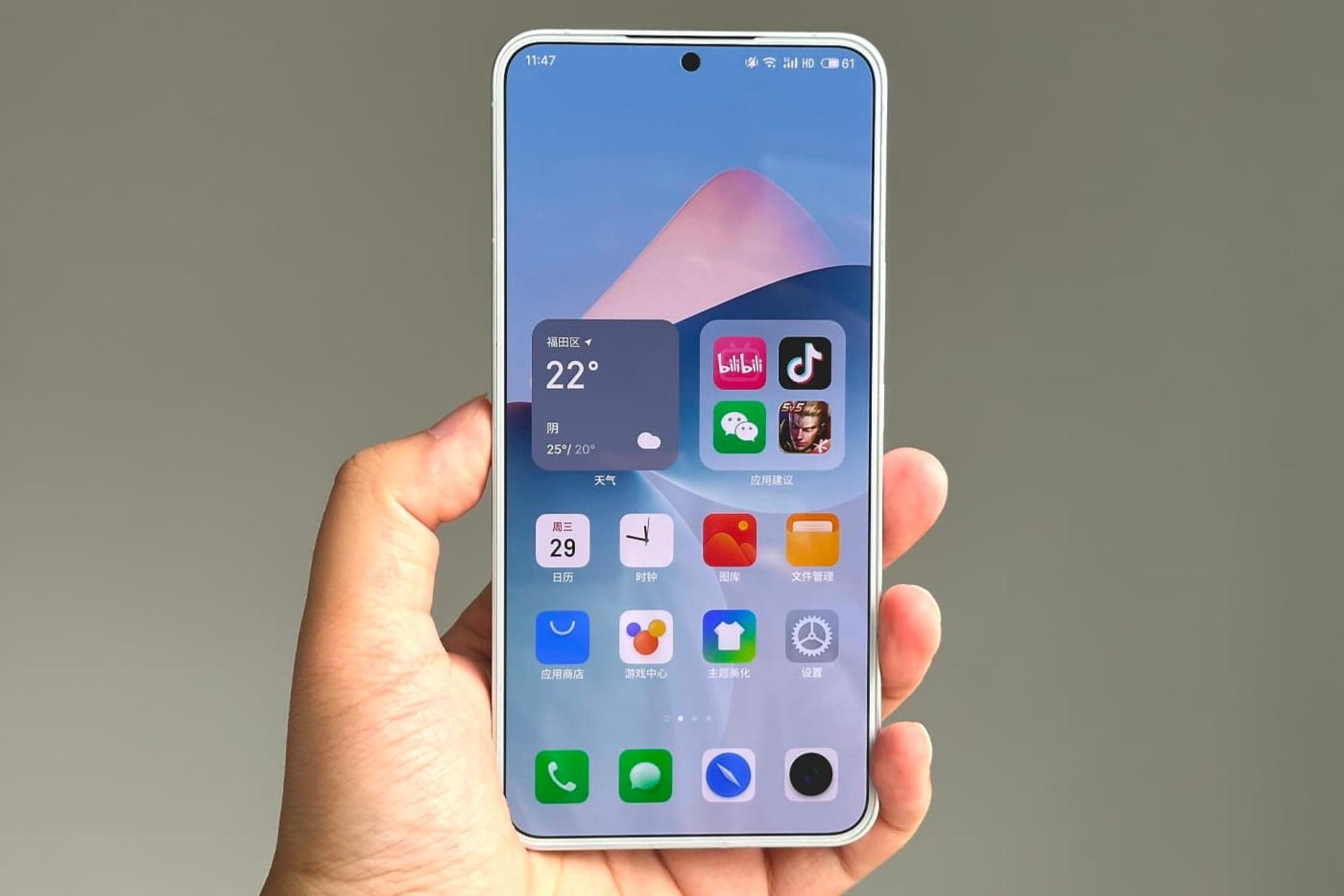 گوشی میزو ۲۱ / Meizu 21 در دست از نمای جلو