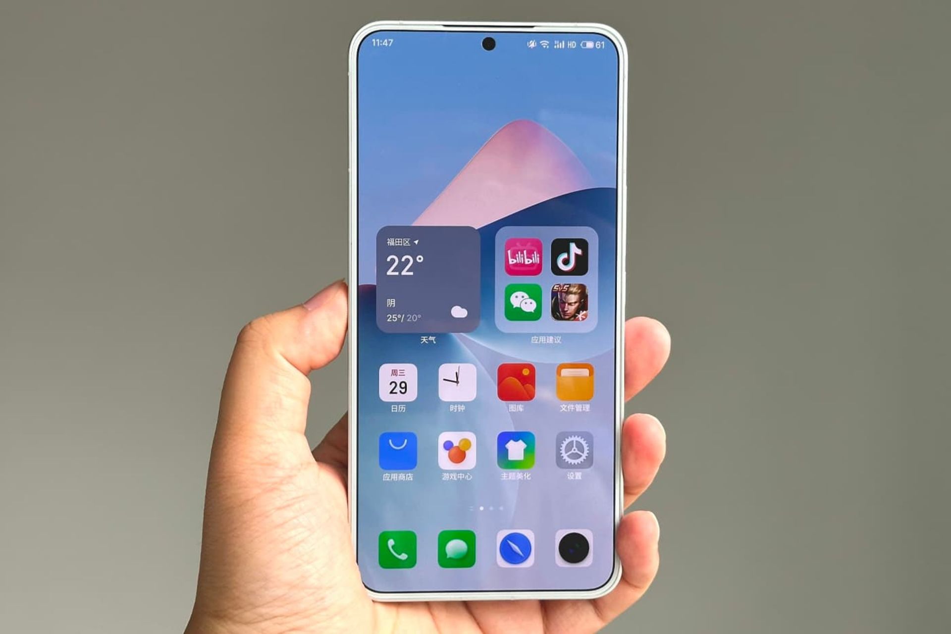 گوشی میزو ۲۱ / Meizu 21 در دست از نمای جلو